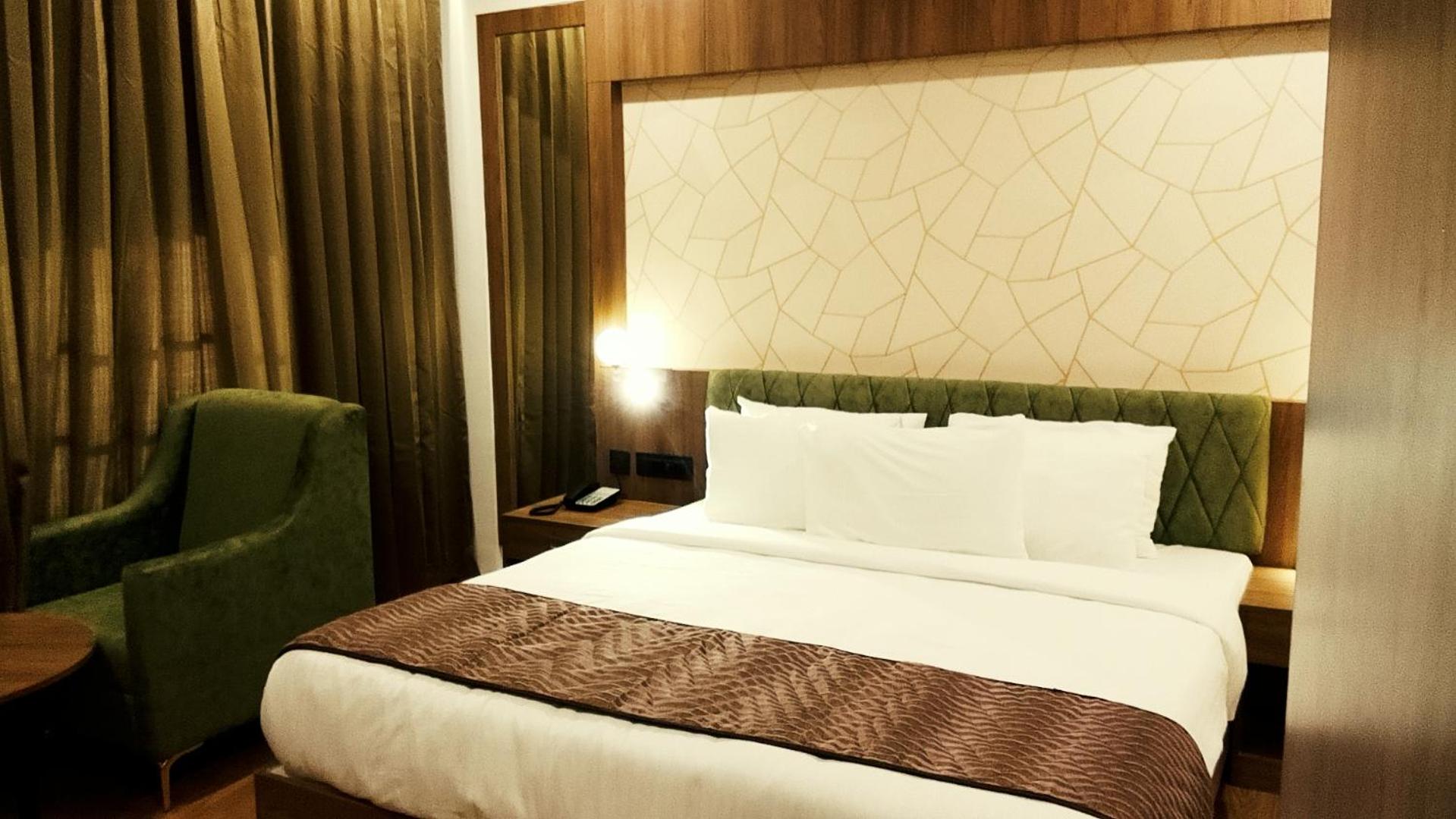 Suite Room with Bathtub photo 3