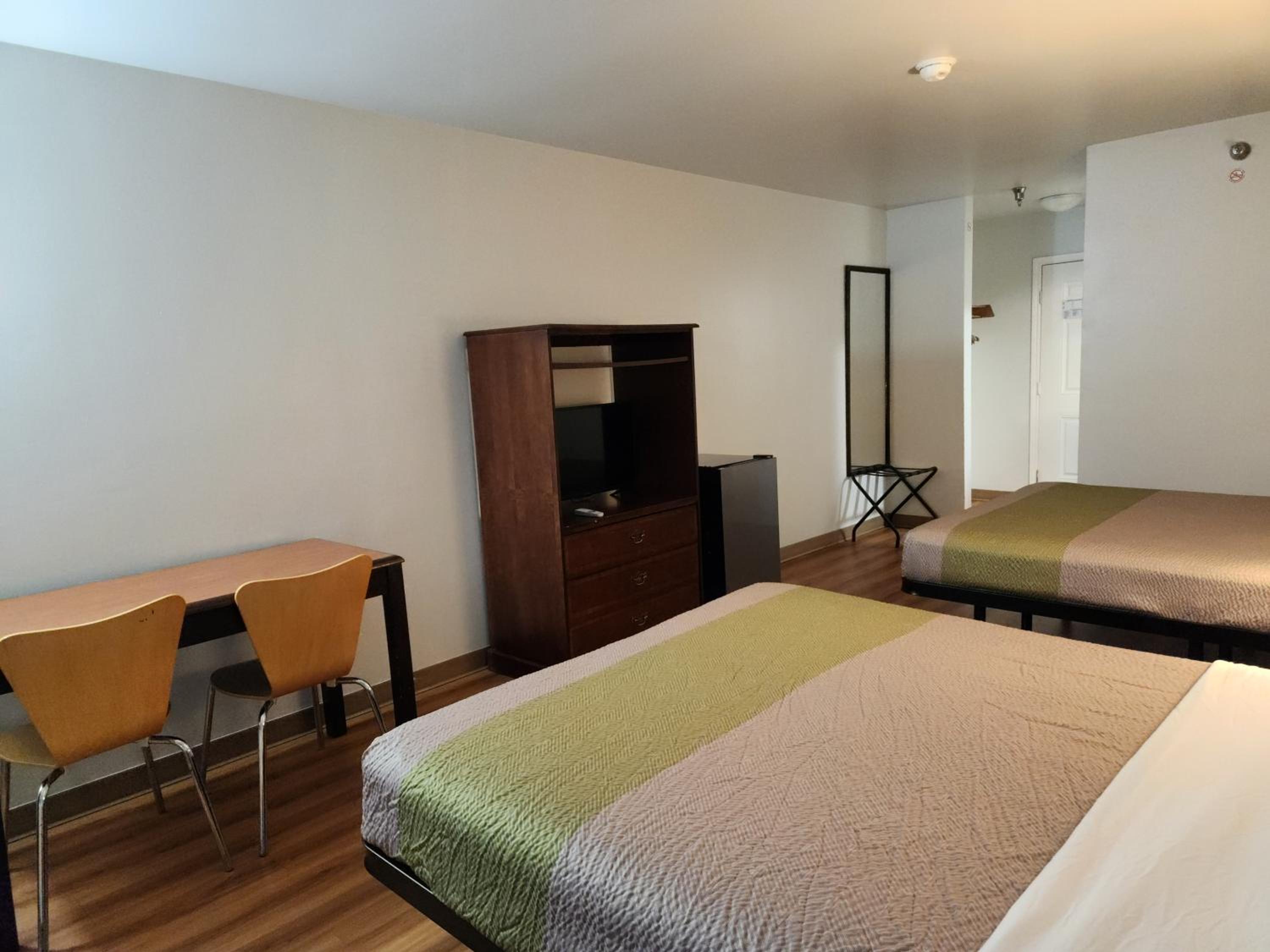 Queen Room with Two Queen Beds - Non-Smoking - Photo 12
