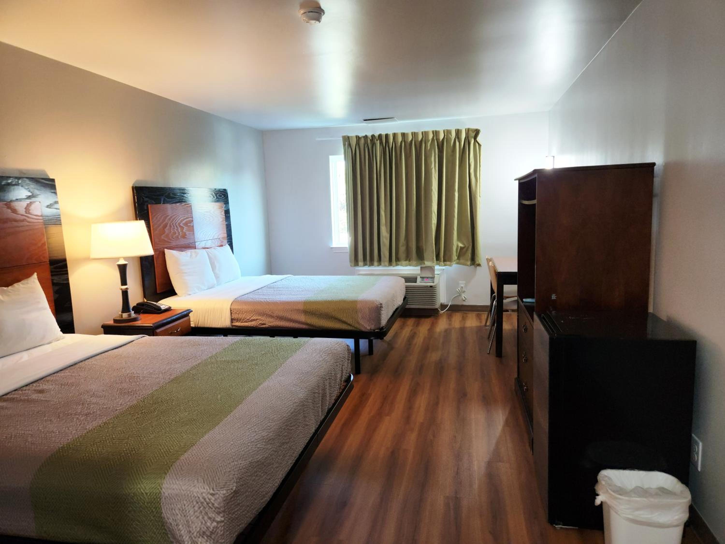 Queen Room with Two Queen Beds - Non-Smoking - Photo 10