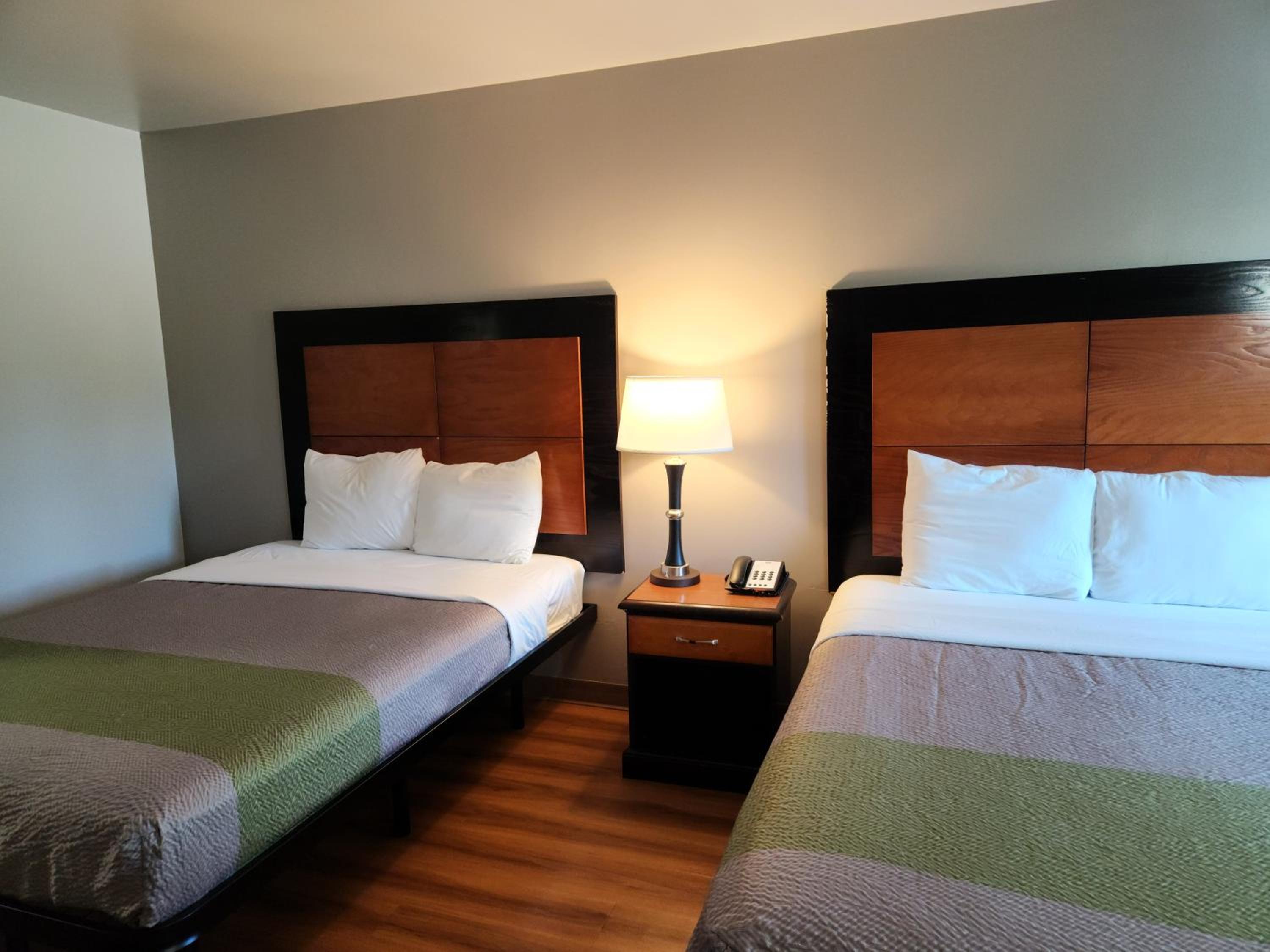 Queen Room with Two Queen Beds - Non-Smoking - Photo 5