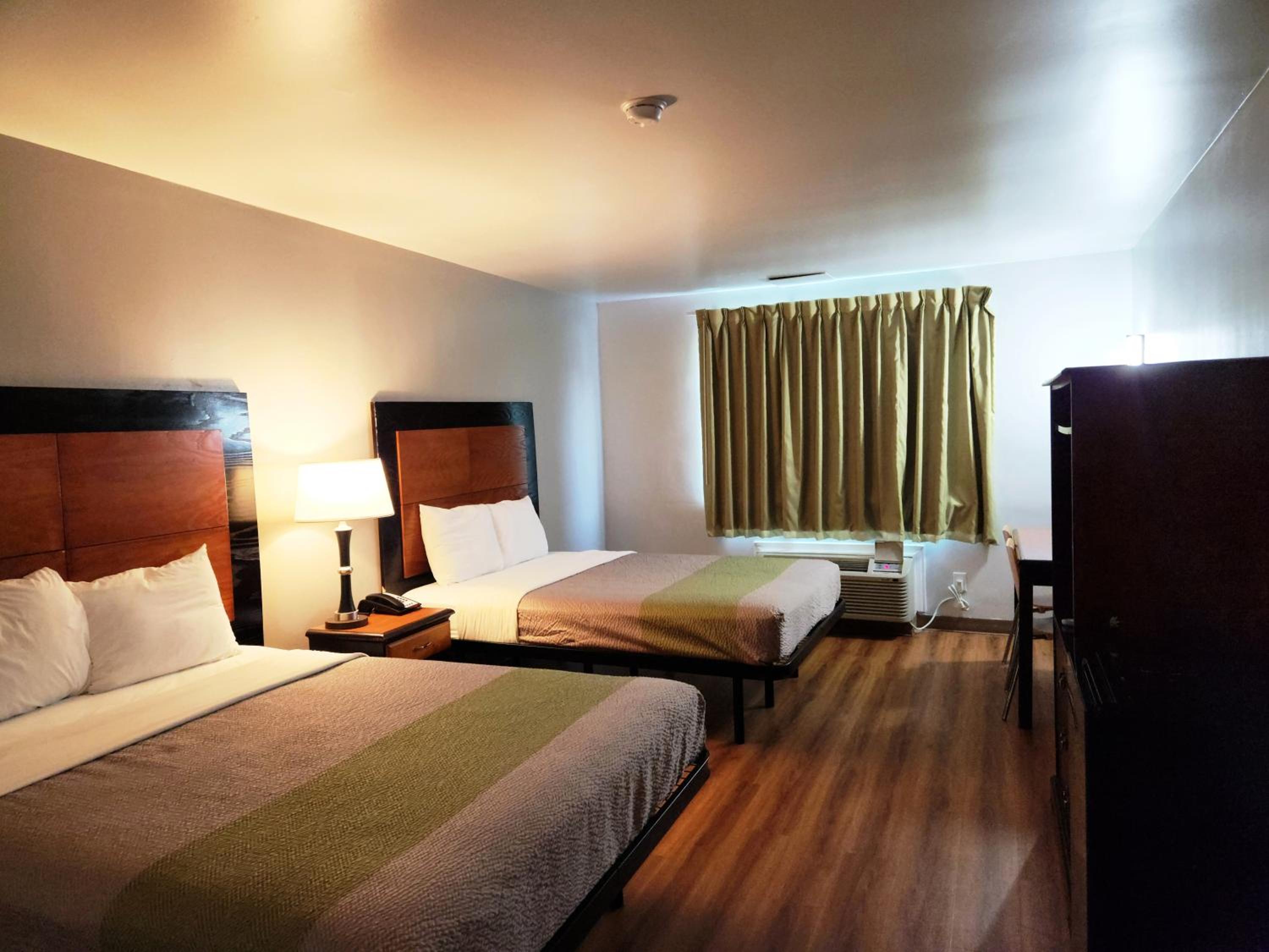 Queen Room with Two Queen Beds - Non-Smoking - Photo 13