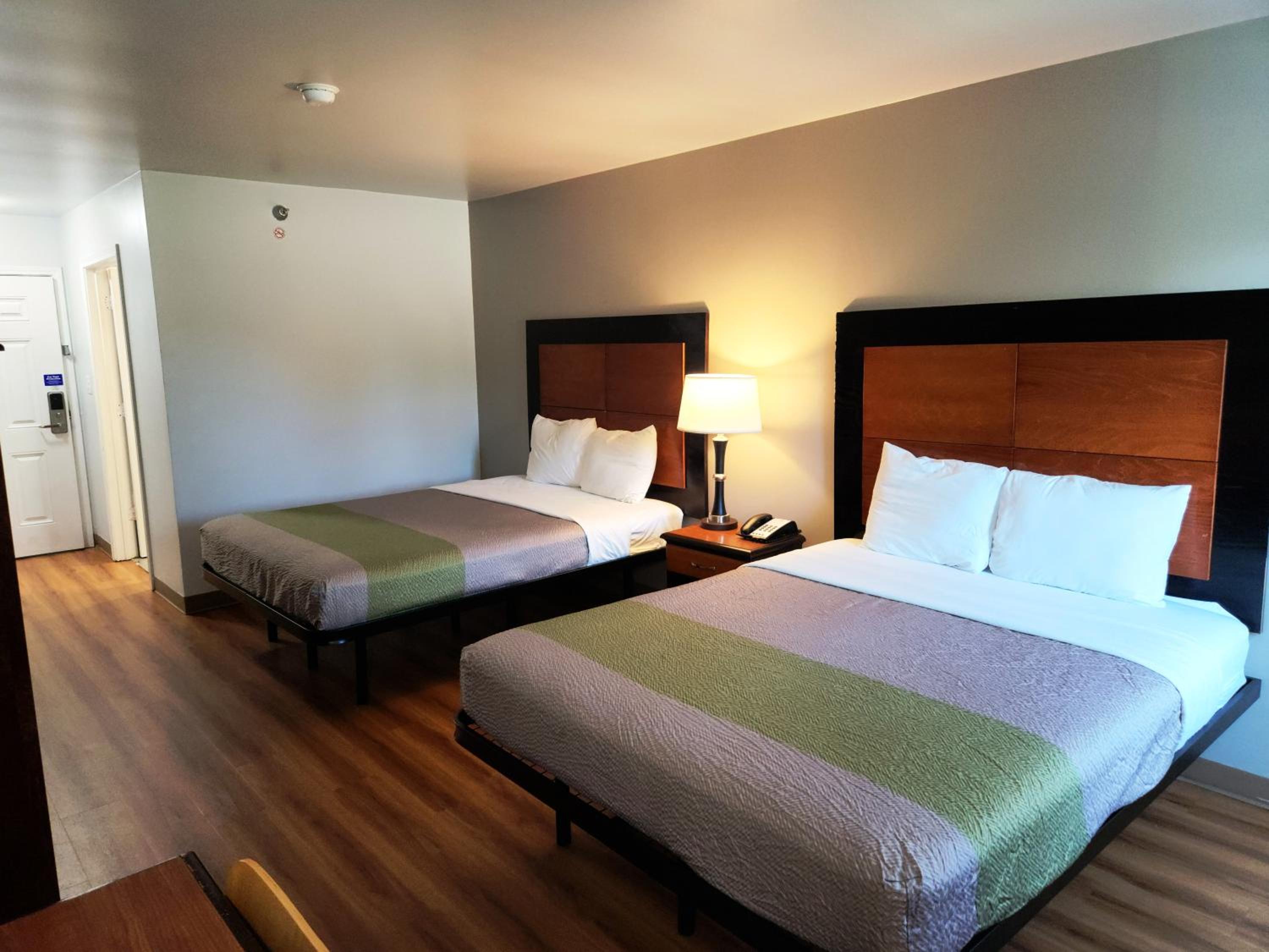 Queen Room with Two Queen Beds - Non-Smoking - Photo 2