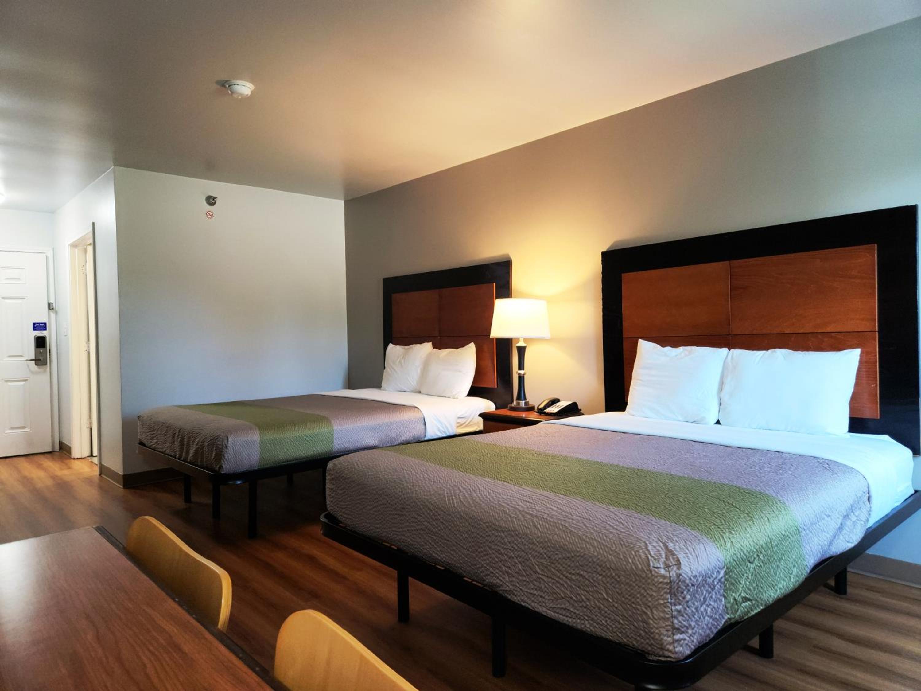 Queen Room with Two Queen Beds - Disability Access - Smoking - Photo 3