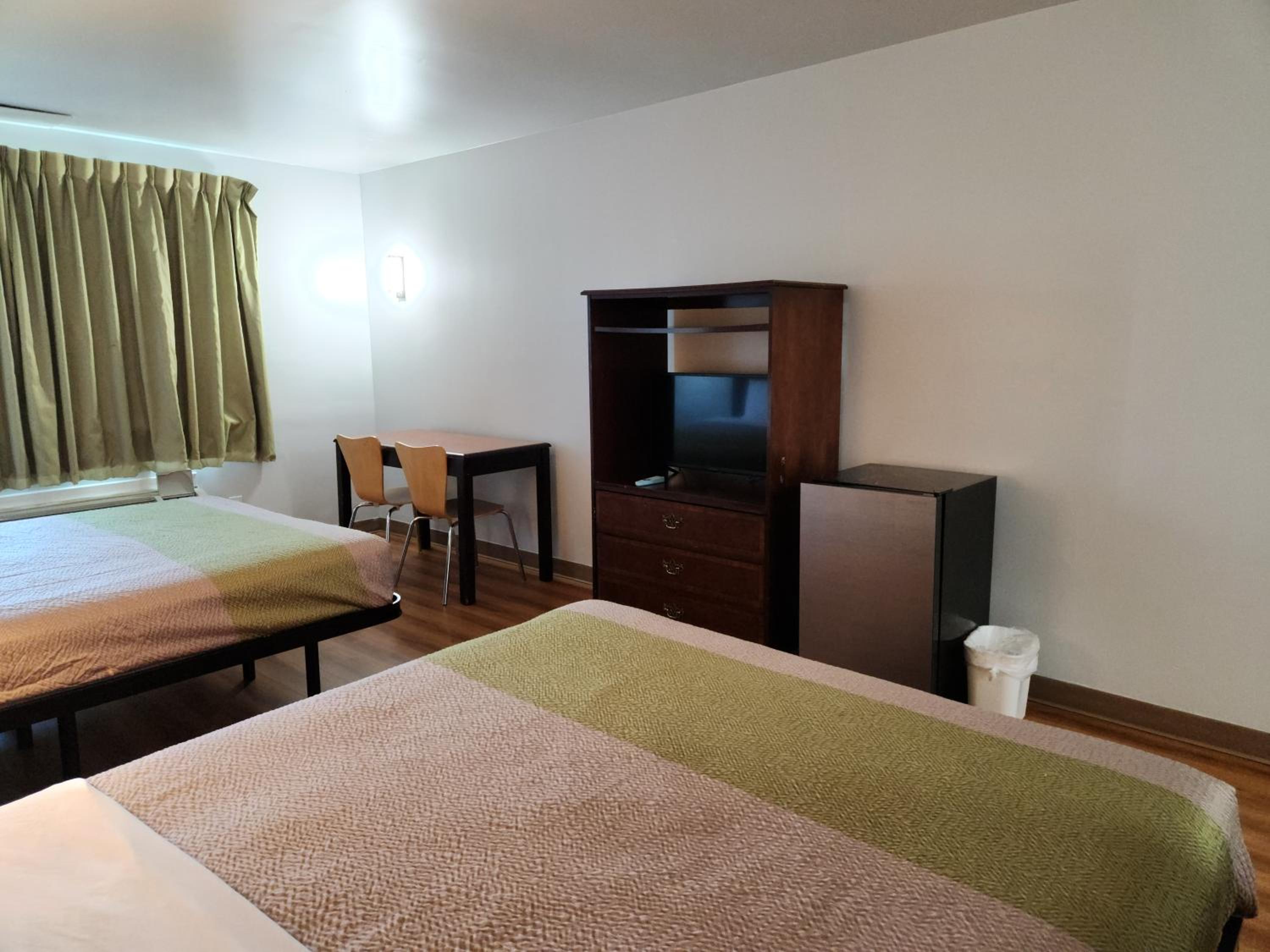 Queen Room with Two Queen Beds - Disability Access - Smoking - Photo 2