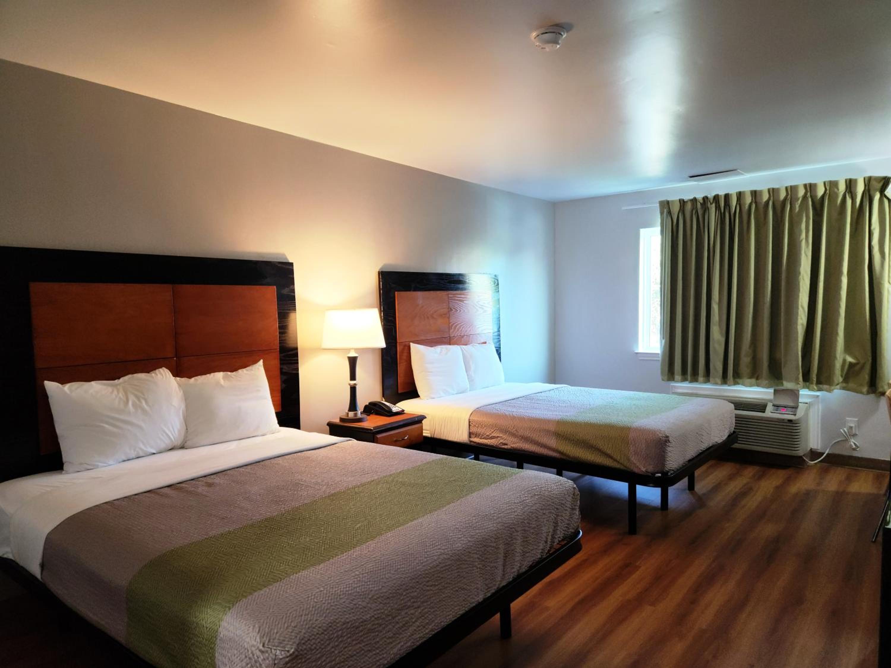 Queen Room with Two Queen Beds - Disability Access - Smoking - Photo 4