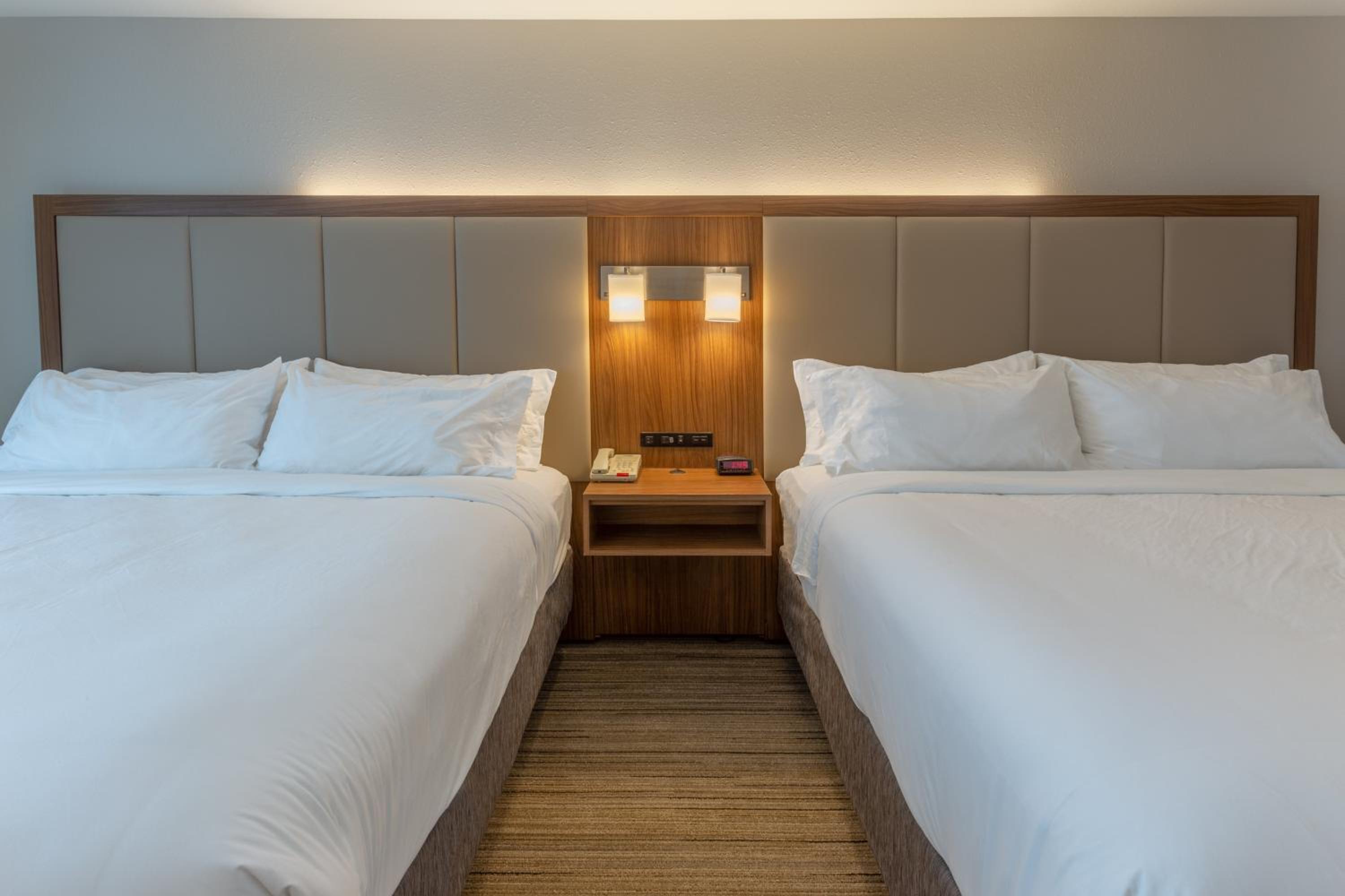 Standard King Room with Two King Beds - Photo 3