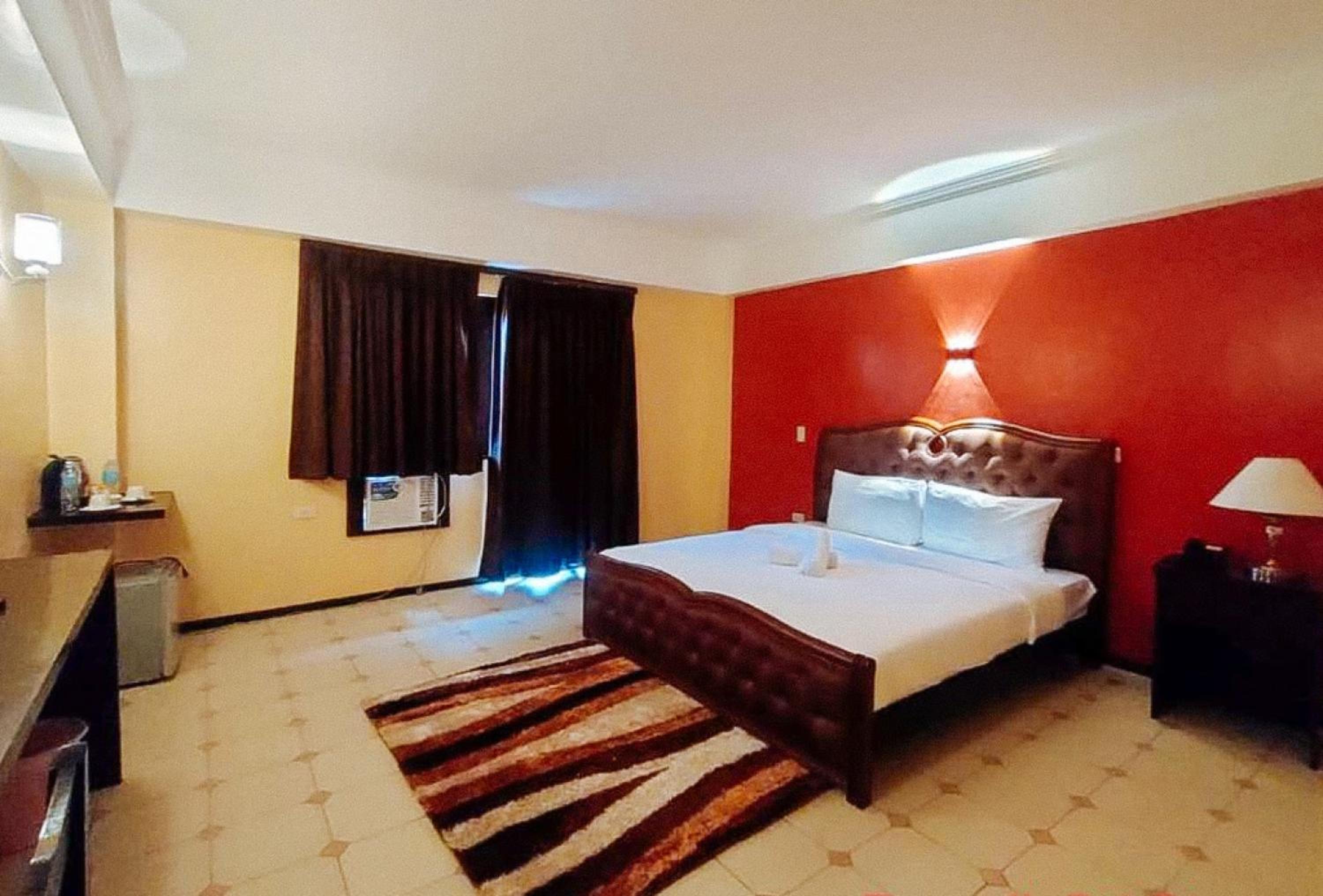 Suite - Photo 1
