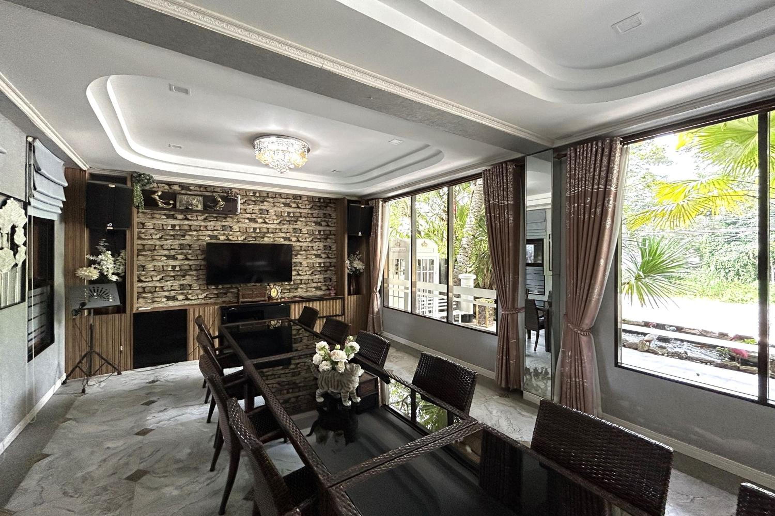 Villa with Private Pool - Photo 6