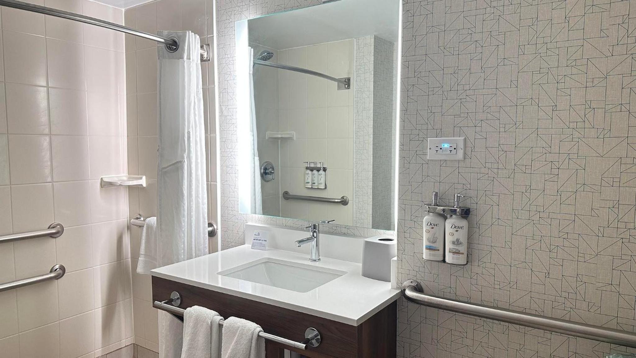 King Room - Mobility Access/Hearing Accessible - Photo 3