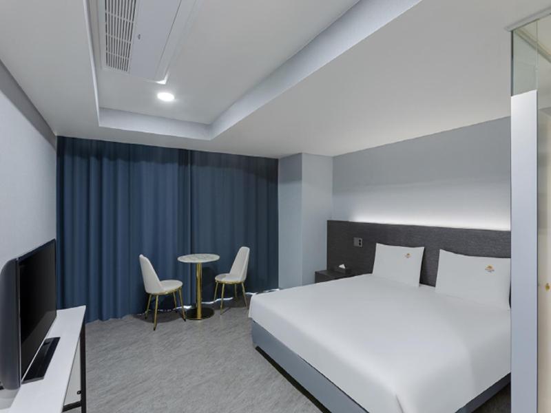Swimming pool PKG for 2 people - Deluxe King Room with No View