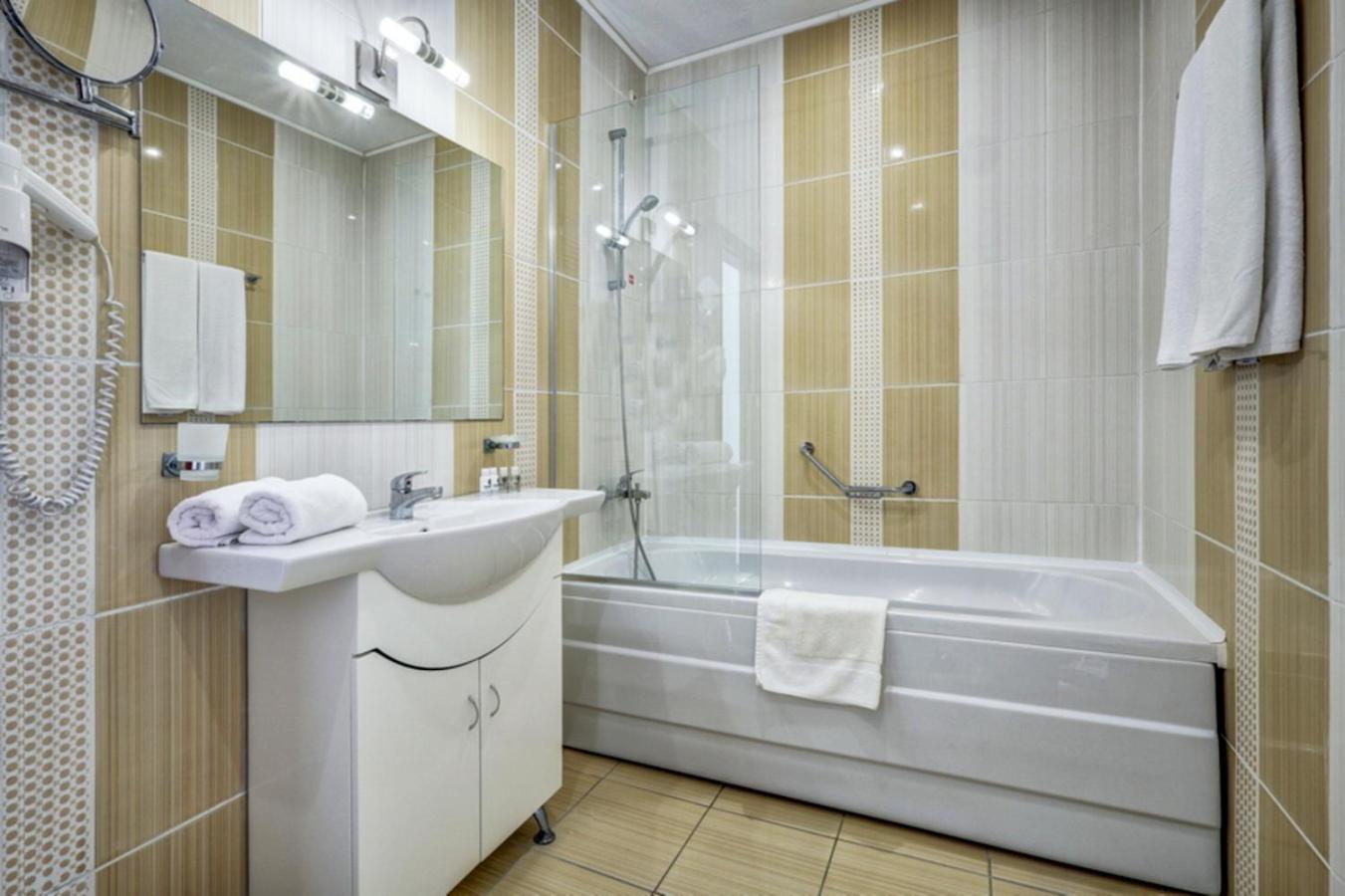 Double or Twin Room with Balcony and Park View	 - Photo 4