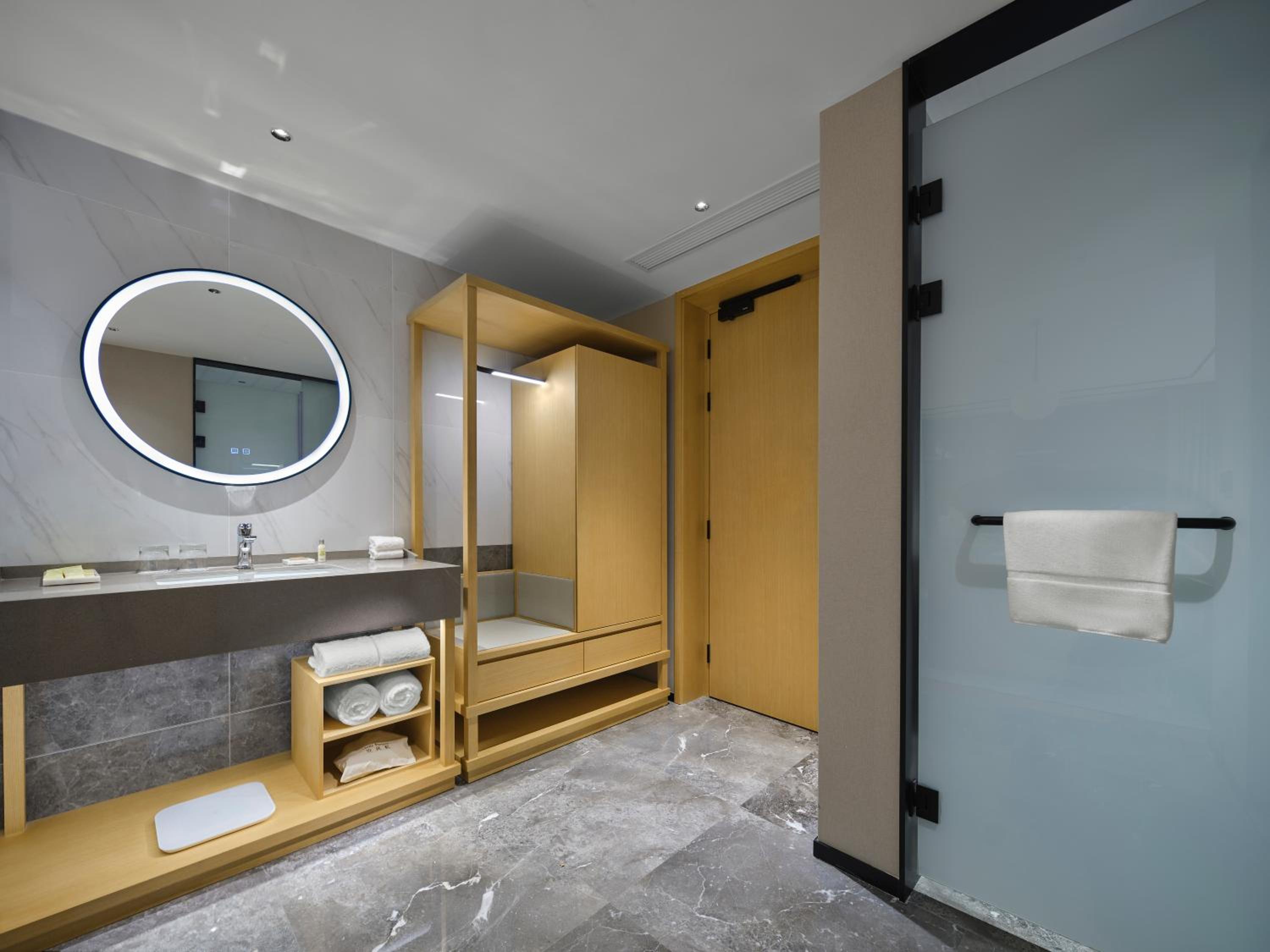 Deluxe King Room - Photo 5