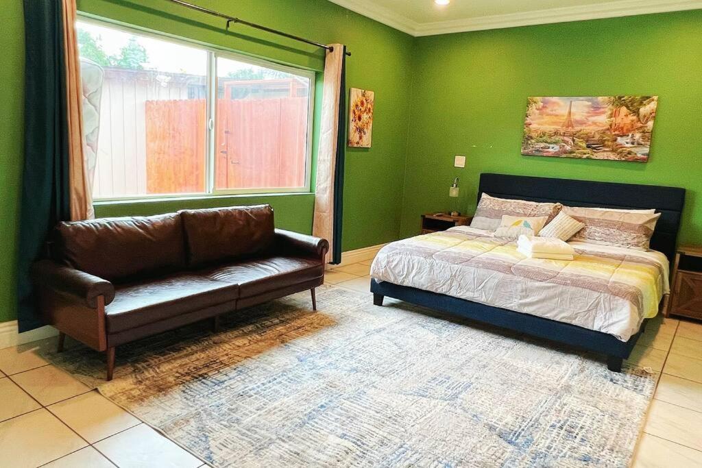 Three-Bedroom Apartment photo 3
