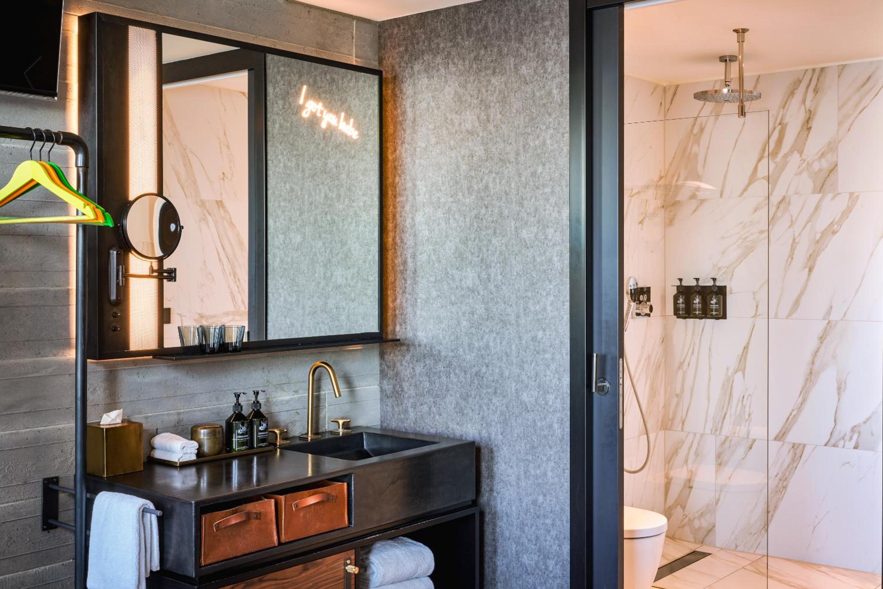 Deluxe Room with City View photo 2