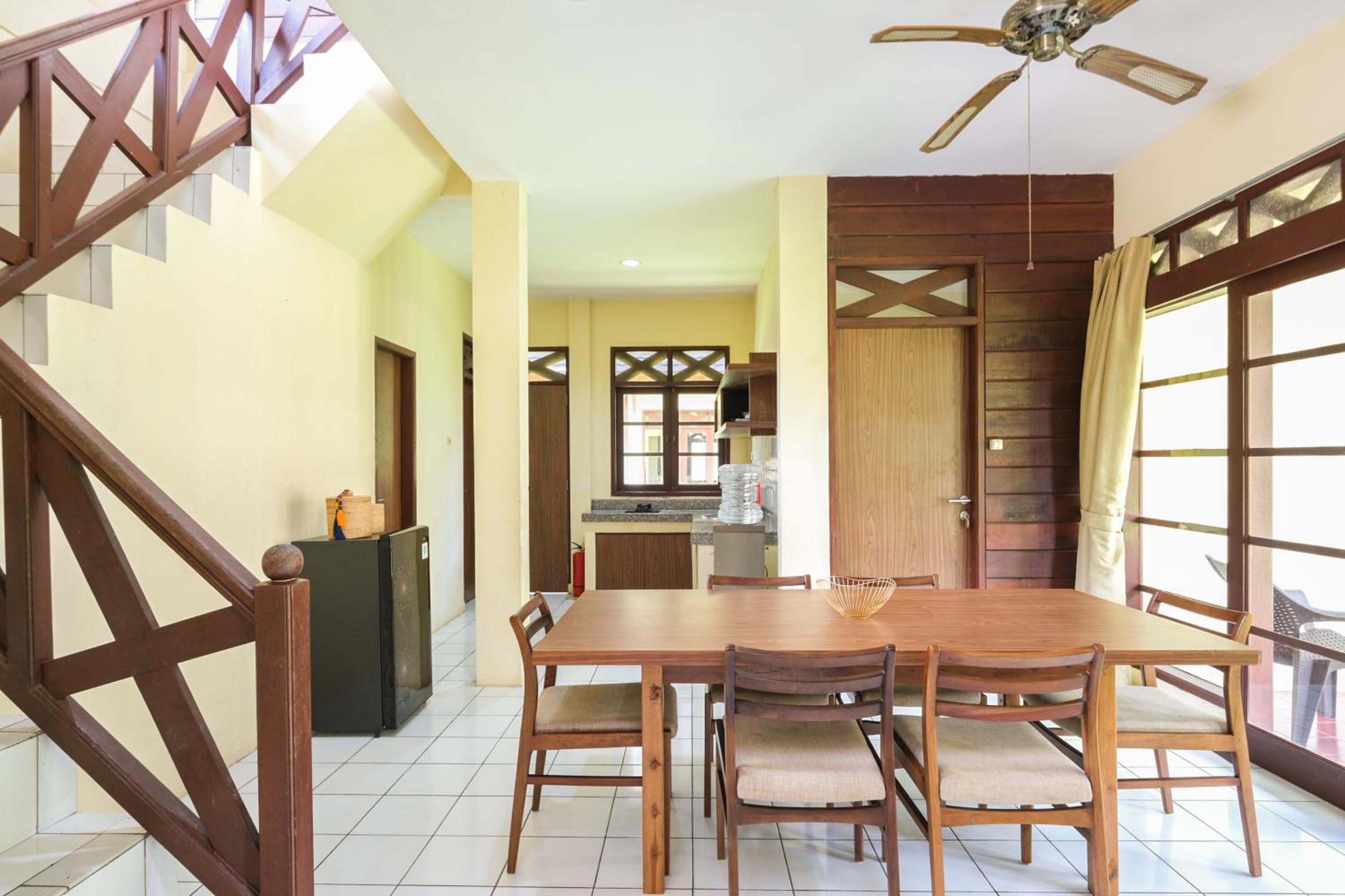 Deluxe Four-Bedroom Cottage photo 2