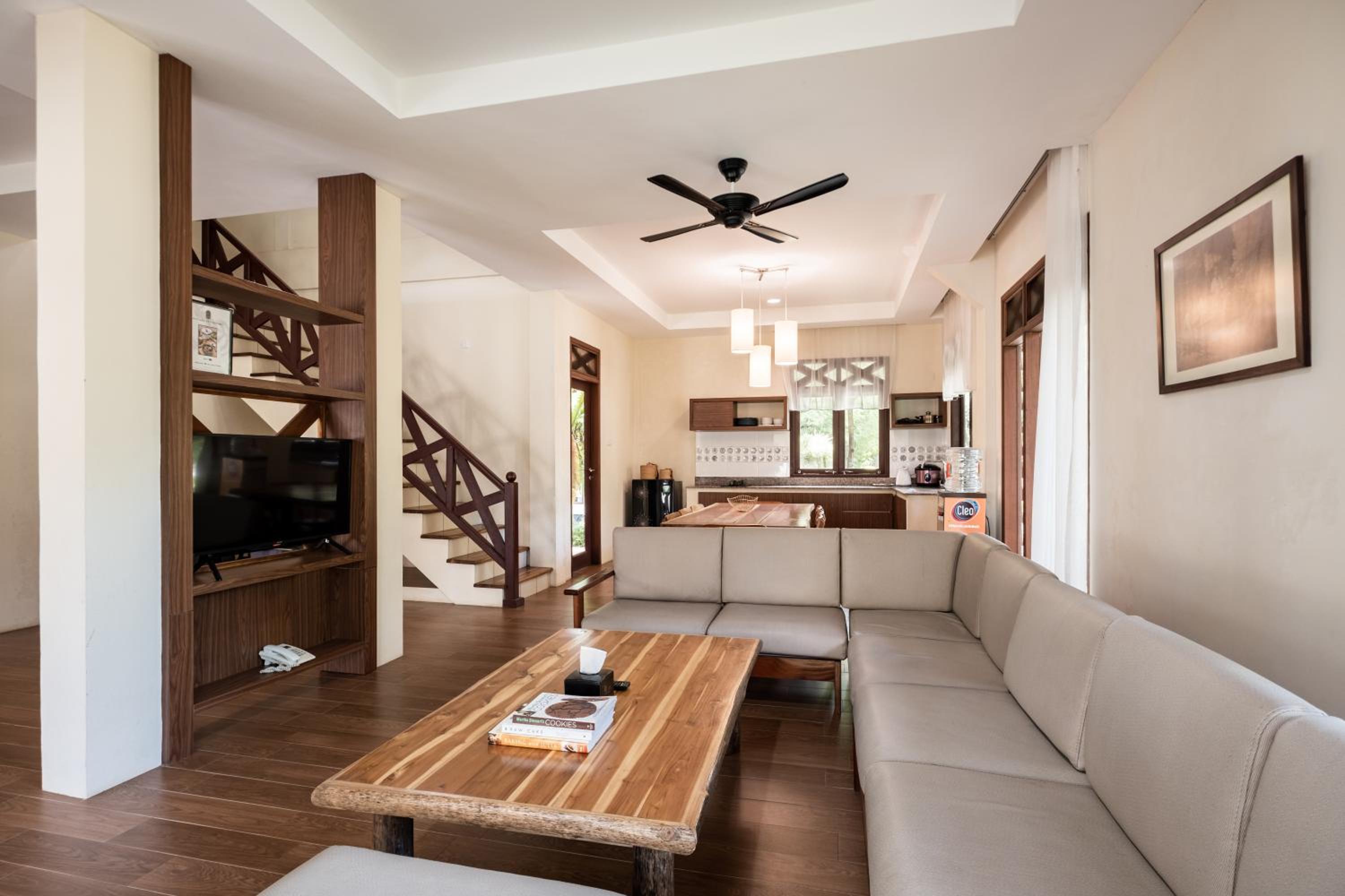 Royal Four-Bedroom Cottage - Photo 3