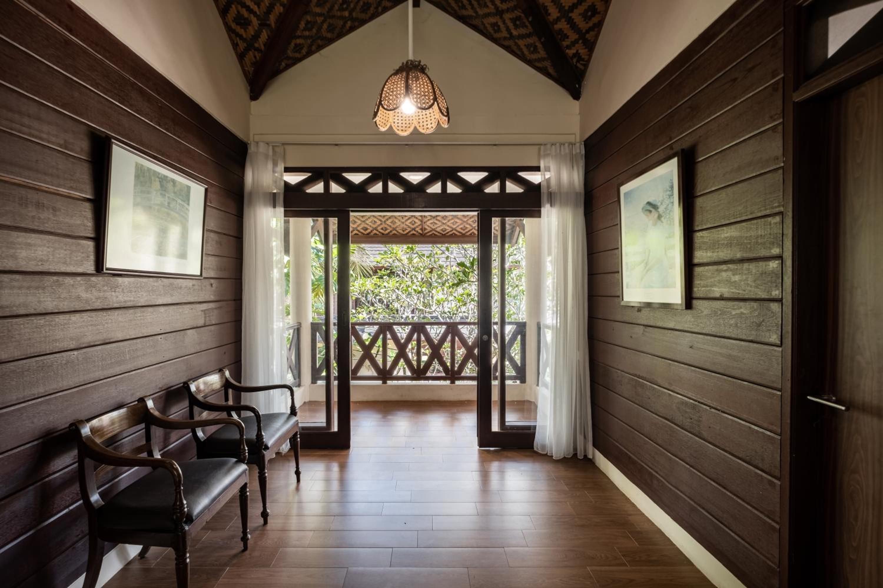 Royal Four-Bedroom Cottage - Photo 9