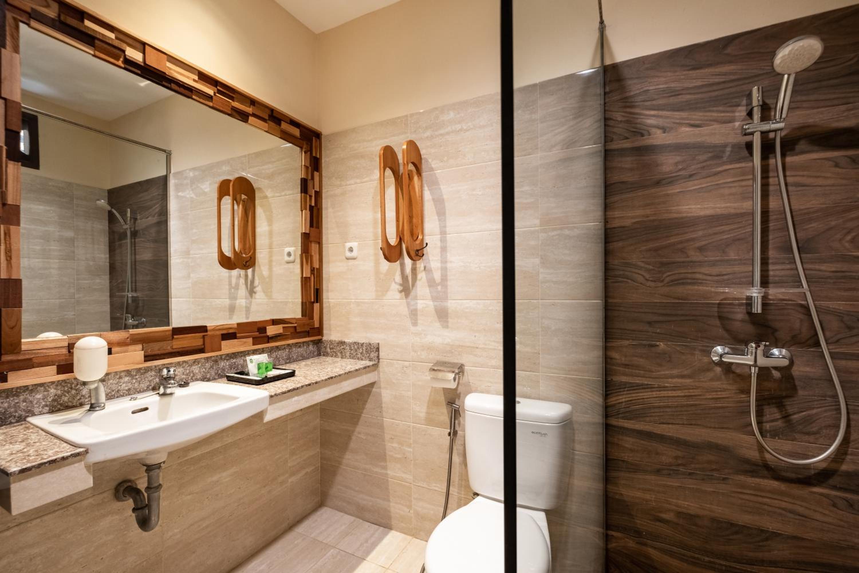Royal Four-Bedroom Cottage - Photo 11