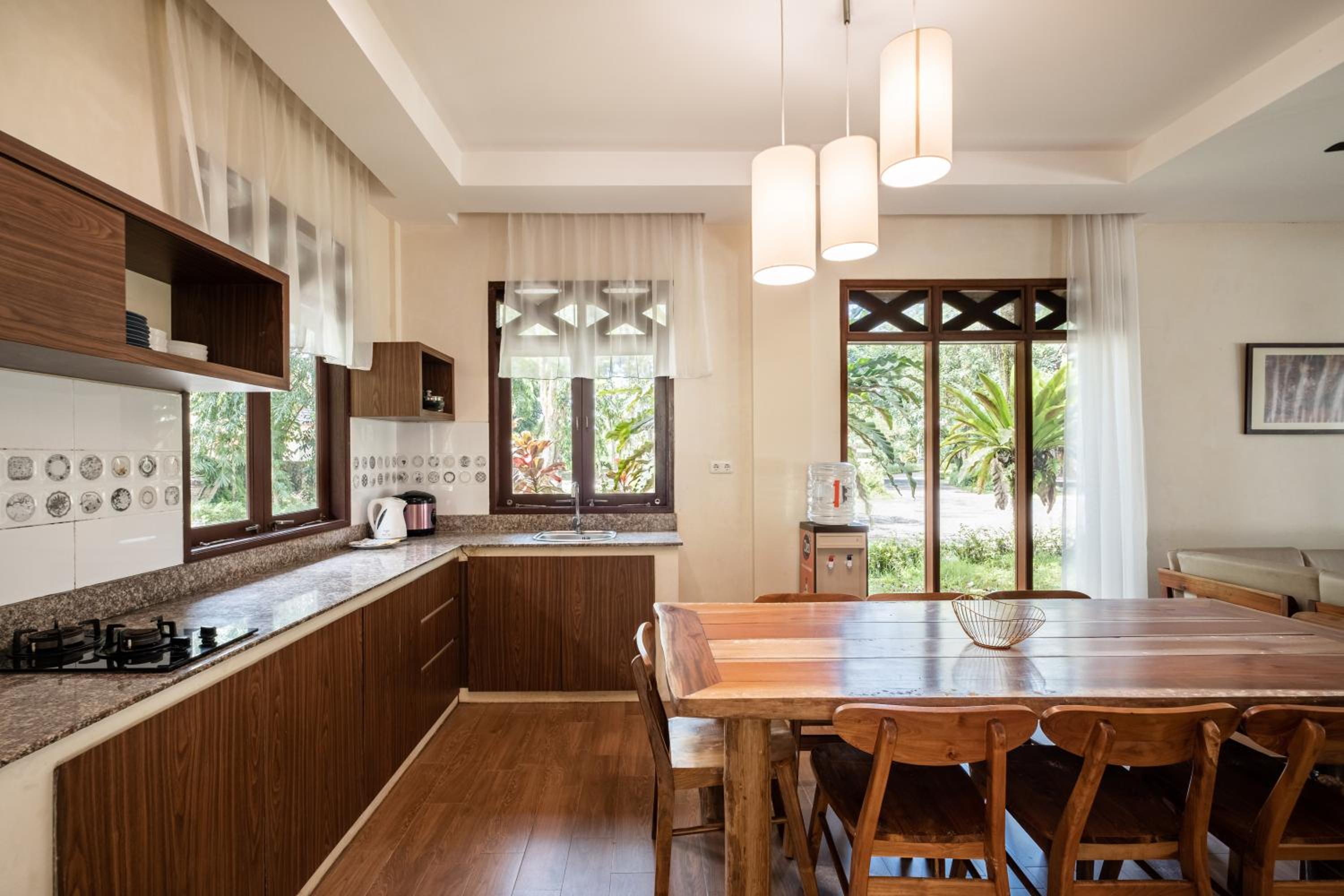 Royal Four-Bedroom Cottage - Photo 4