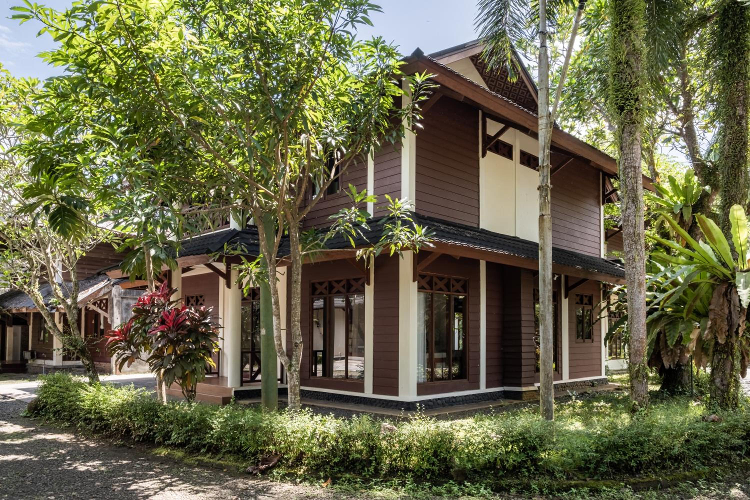 Royal Four-Bedroom Cottage - Photo 7