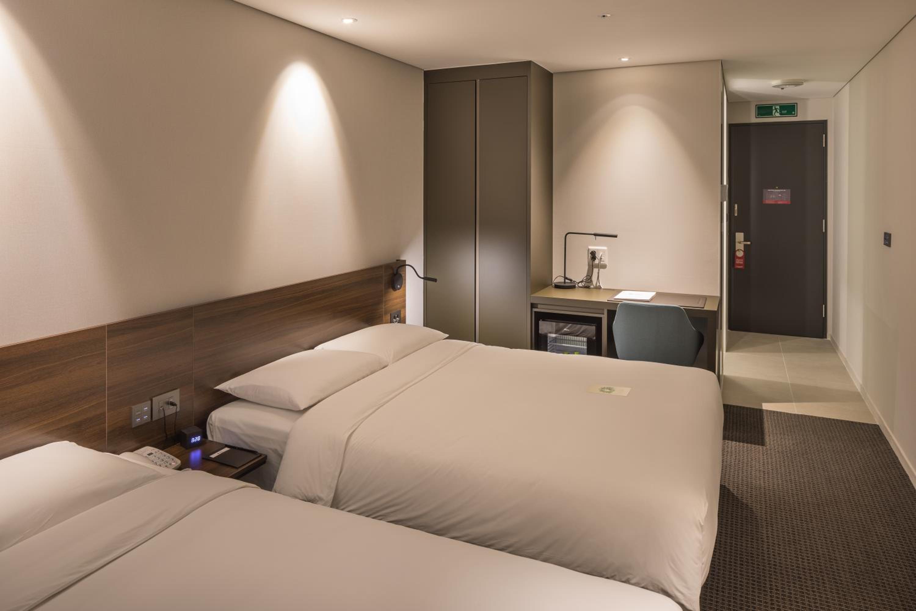 Deluxe Family Twin Room With City View - Photo 3