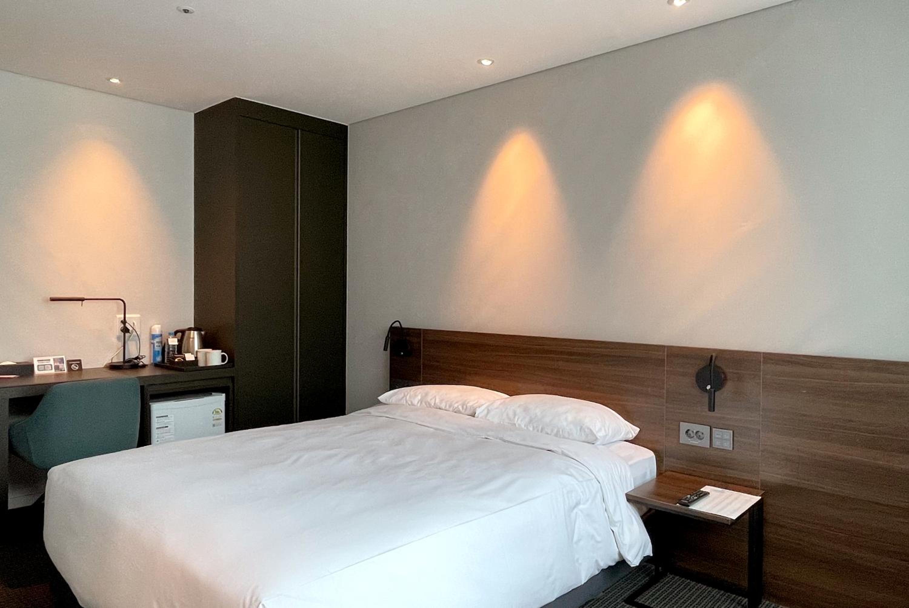 Superior Queen Room with City View - Photo 3