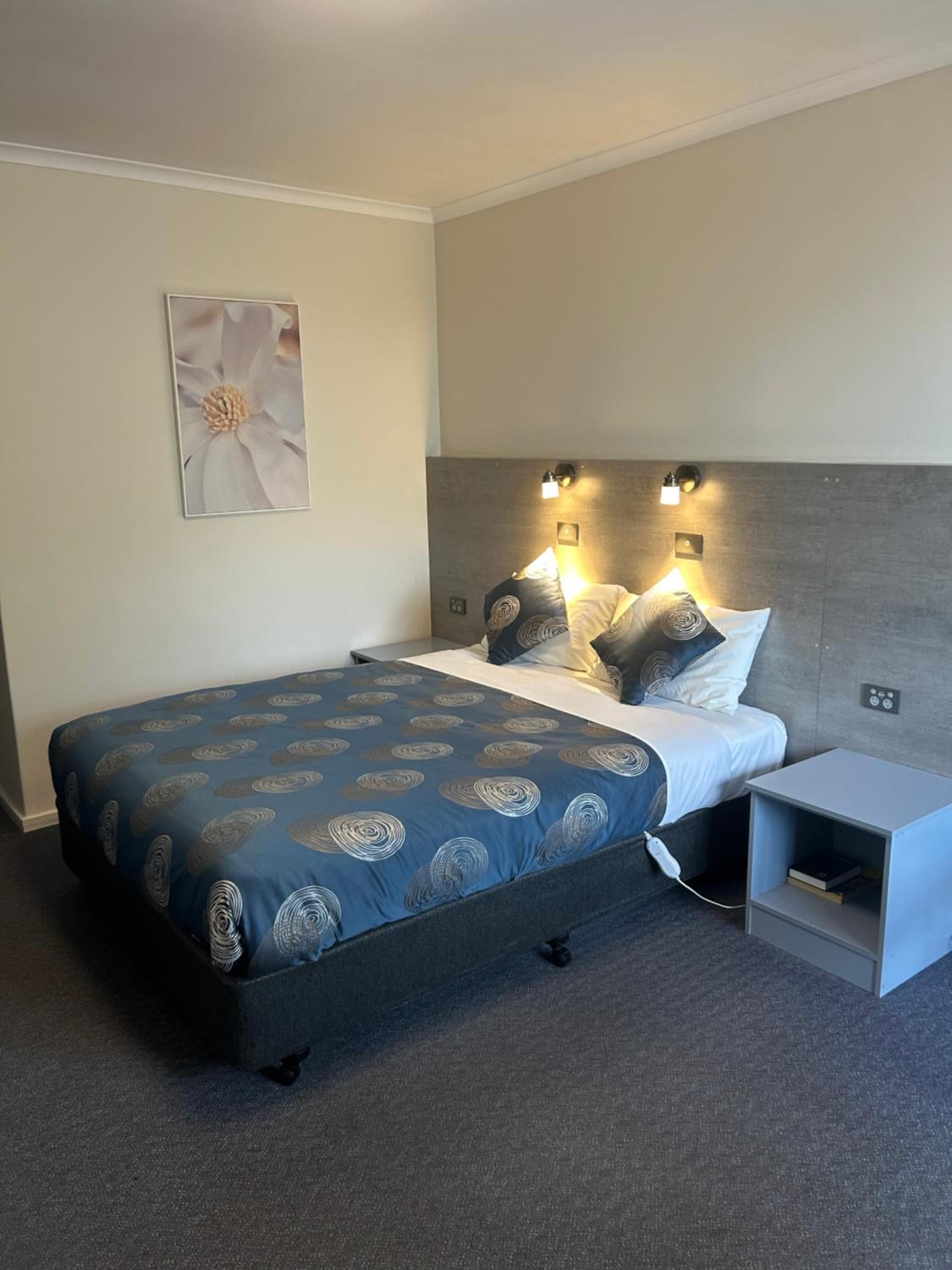 Deluxe Queen Room with Private Bathroom photo 3