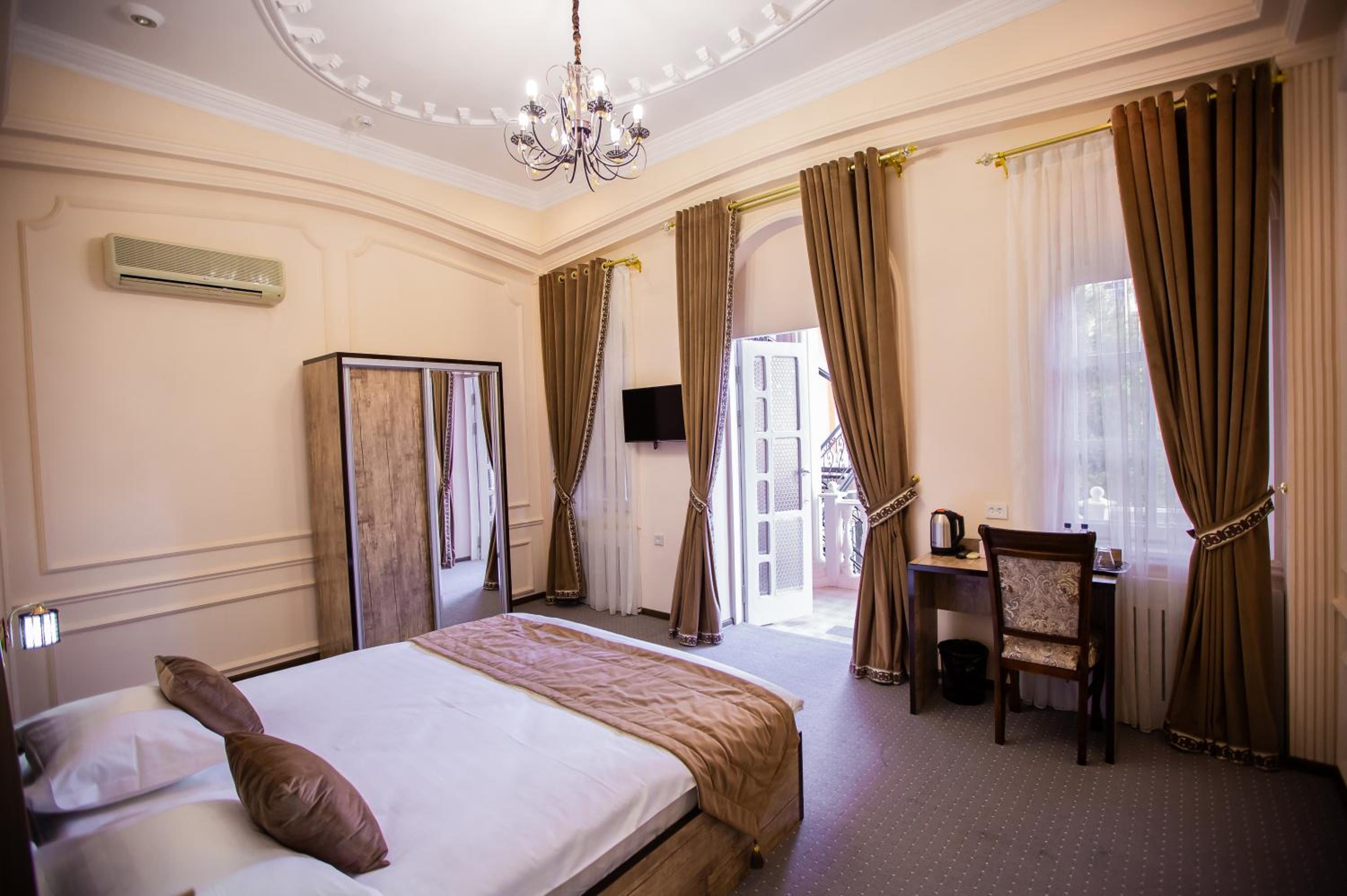 Deluxe Double Room with Balcony photo 1