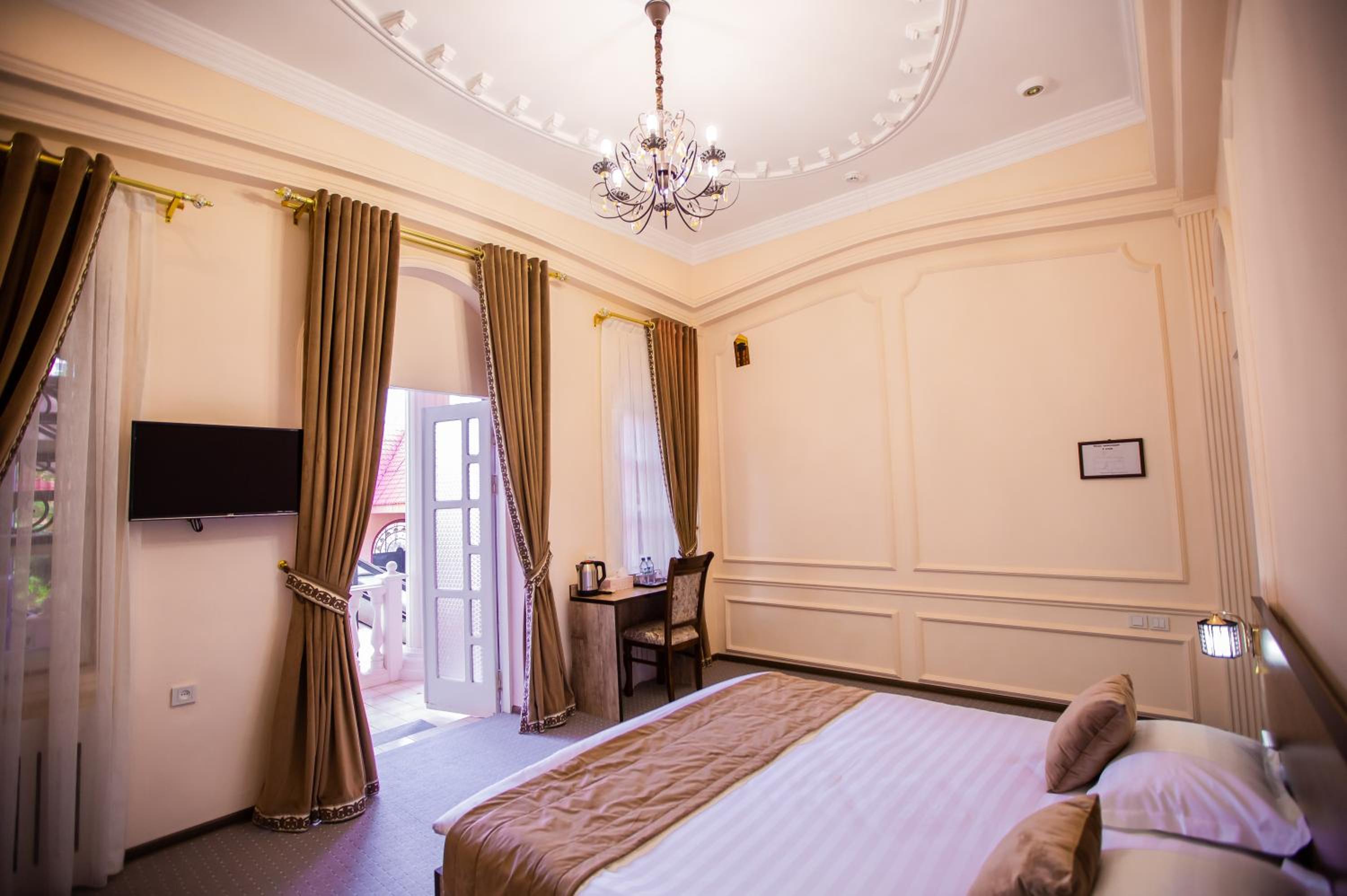 Deluxe Double Room with Balcony photo 2