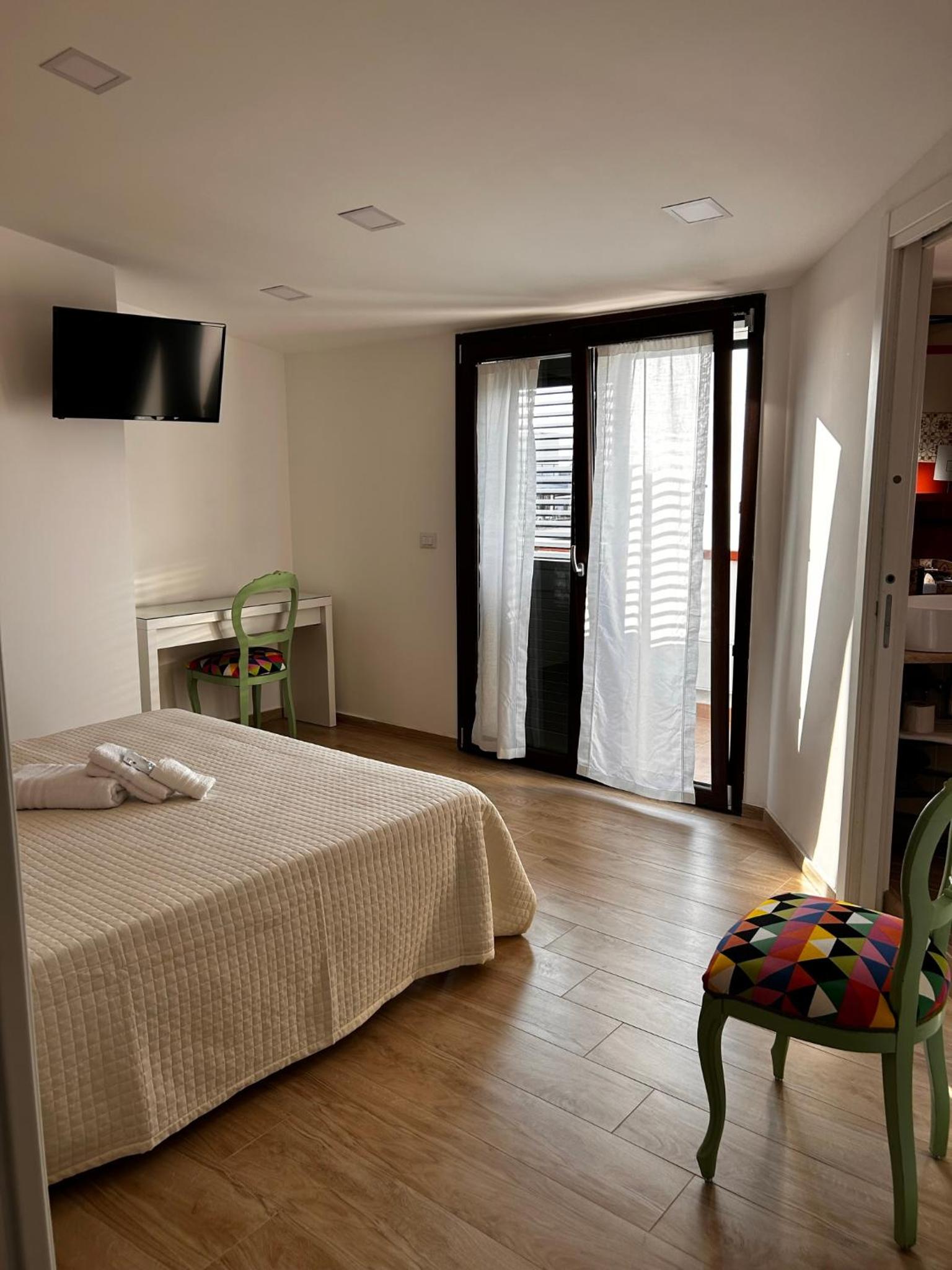 Double or Twin Room with Sea View - Photo 1