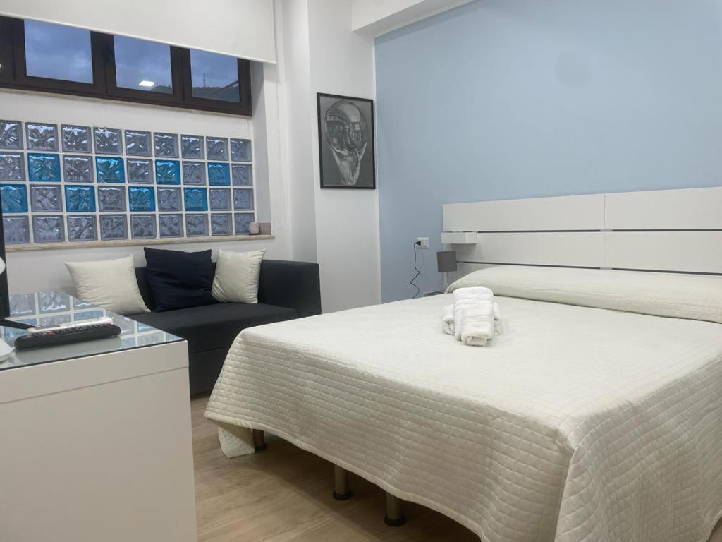 Large Double or Twin Room - Photo 2