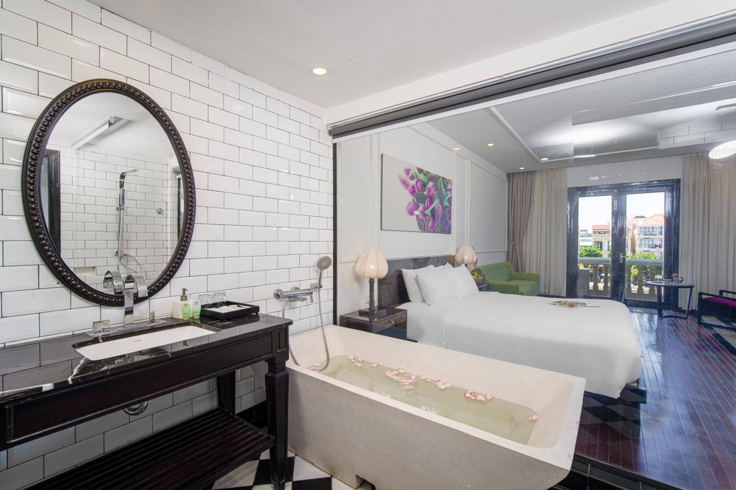 Deluxe Double Room River View with Balcony and Bathtub, photo 6