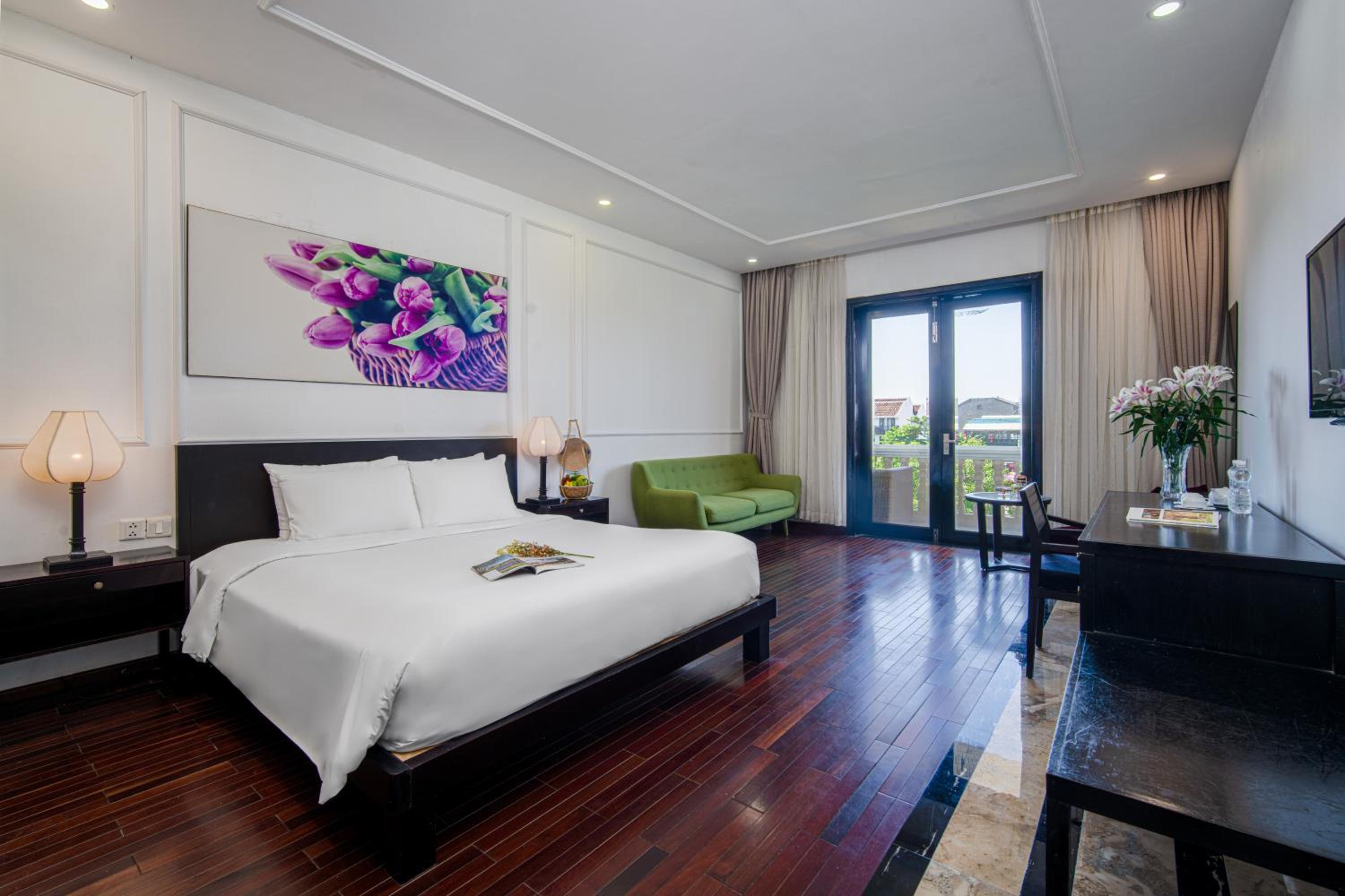 Deluxe Double Room River View with Balcony and Bathtub