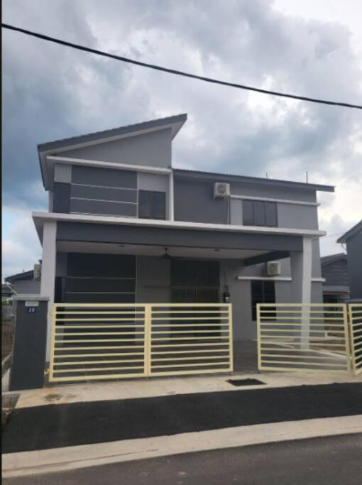 Six-Bedroom House photo 1