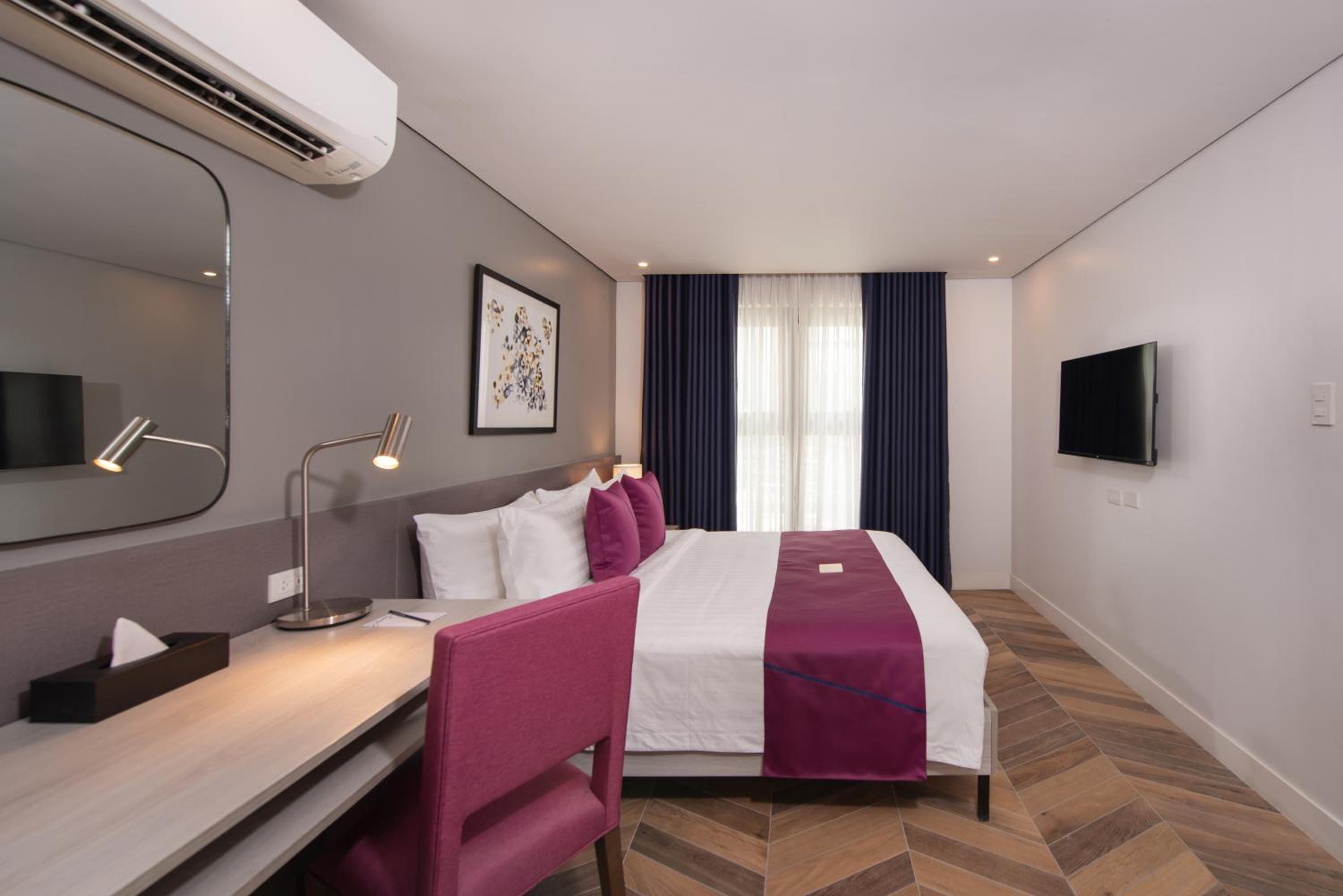 One-Bedroom Suite - Photo 2