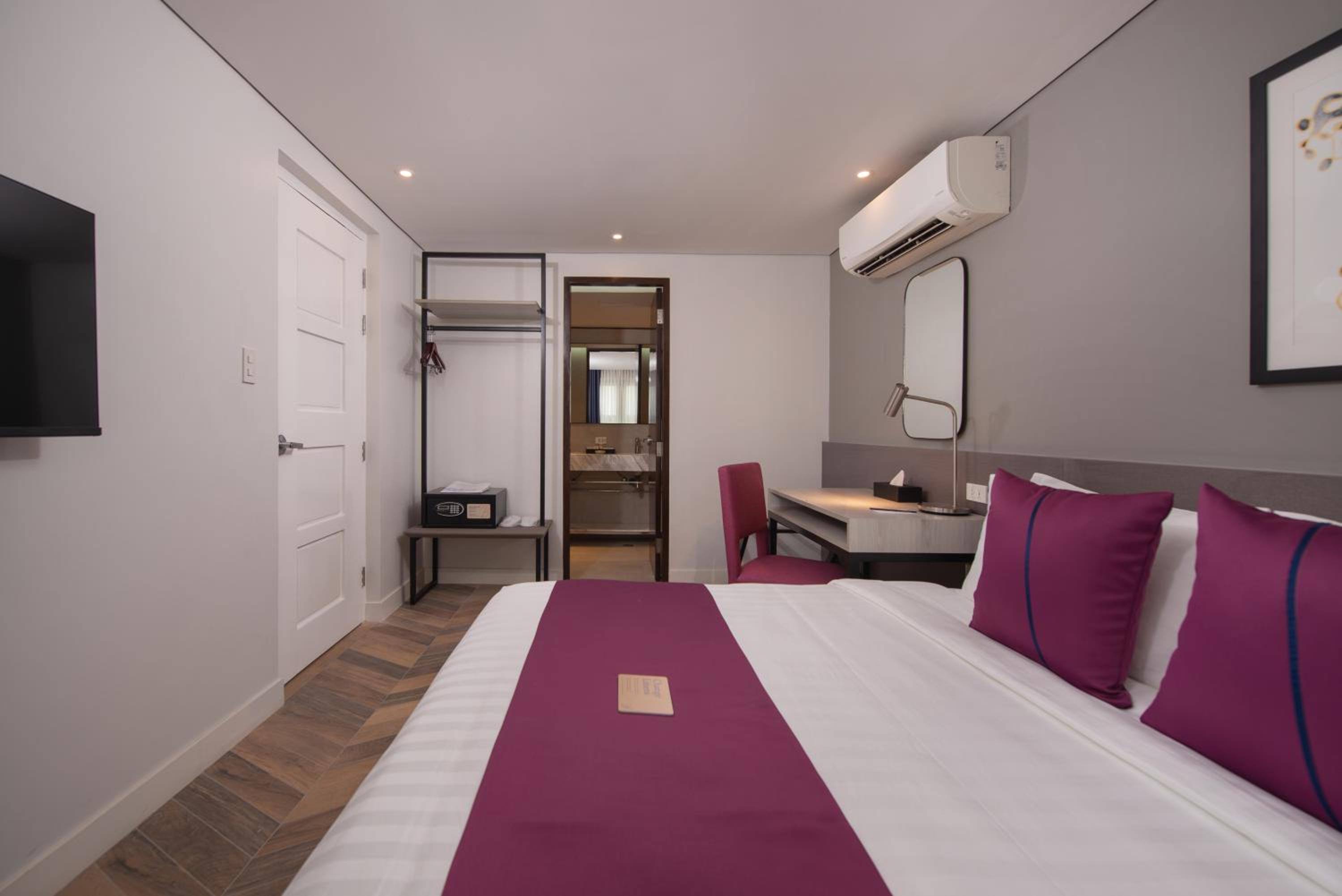 One-Bedroom Suite - Photo 3