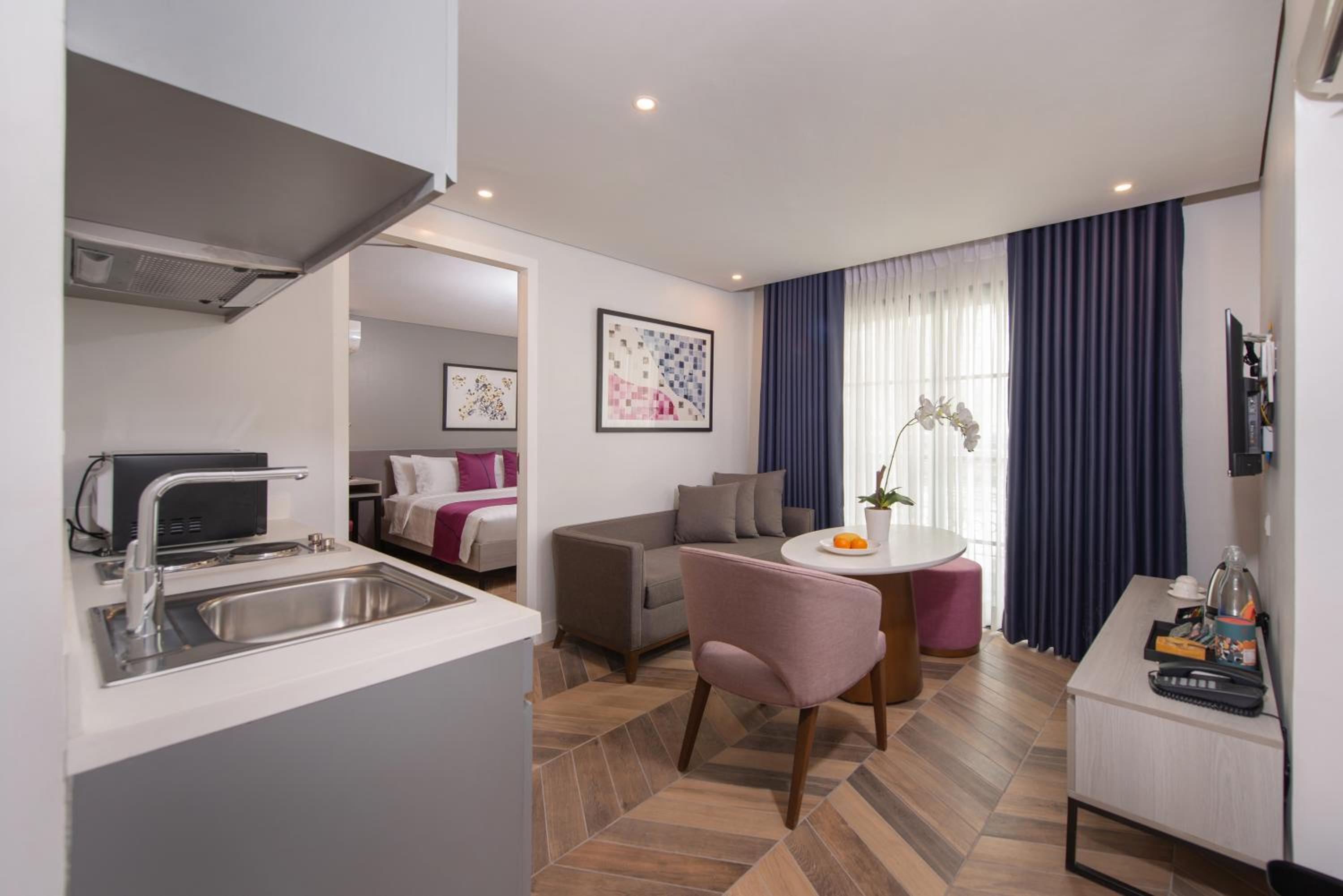 One-Bedroom Suite - Photo 4