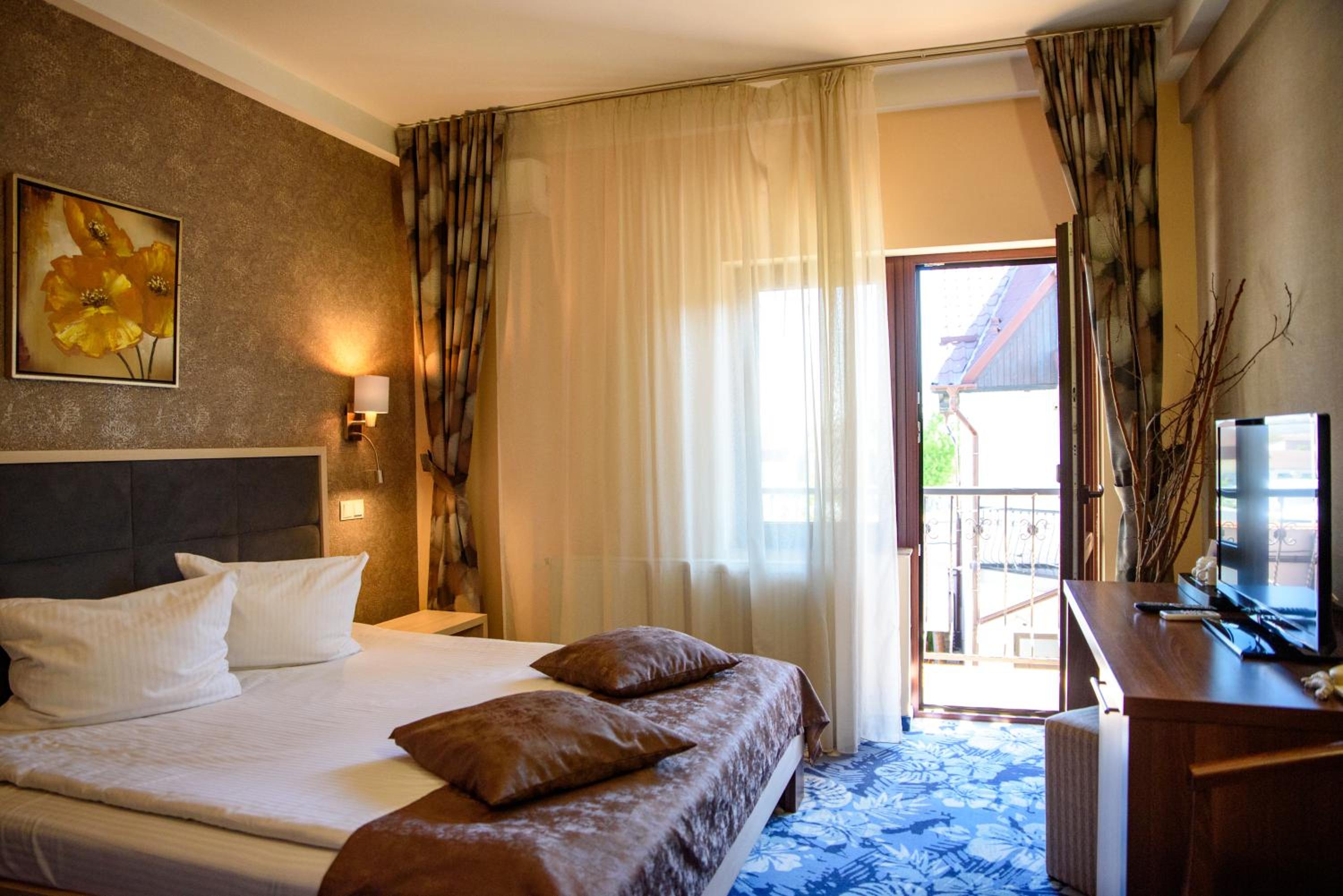 Double Room with Balcony - Photo 2