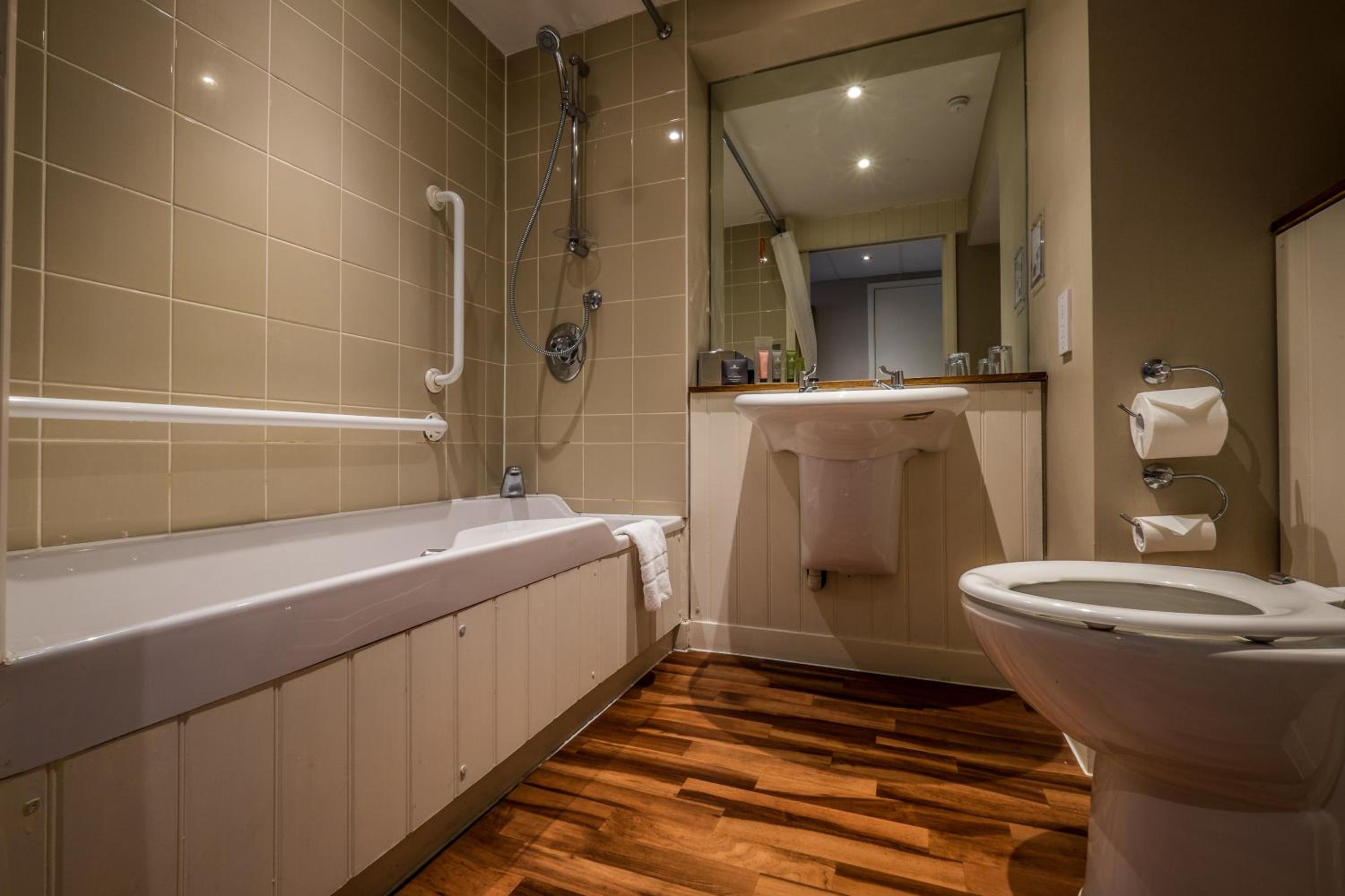 Twin Room - Disability Access - Photo 3