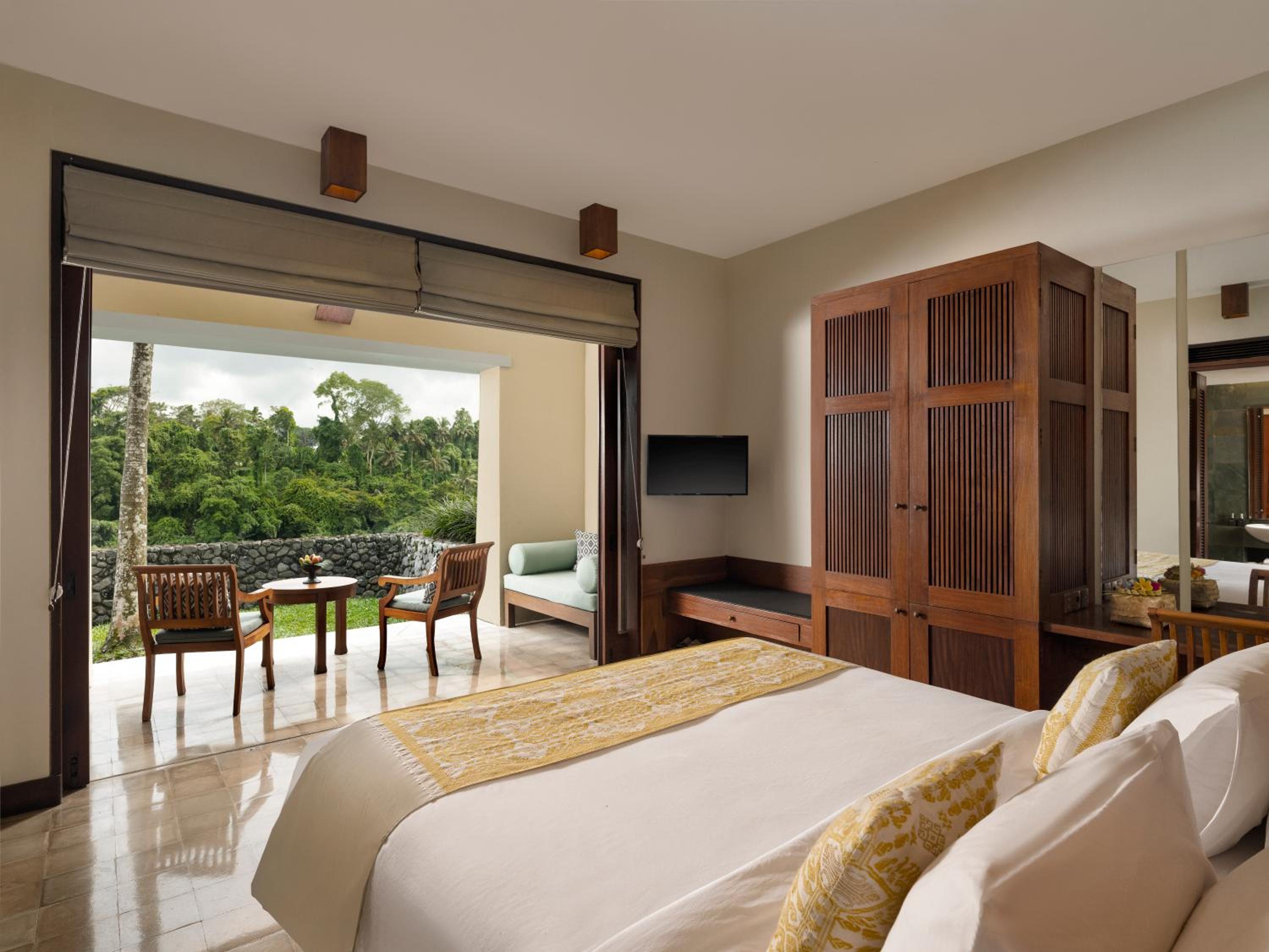 Deluxe King Room,Daily Afternoon Tea, Complimentary 60-minute photography session with one photo included, Daily schedule shuttle service to Ubud, Daily wellness activities, Bicycles for personal use around the resort