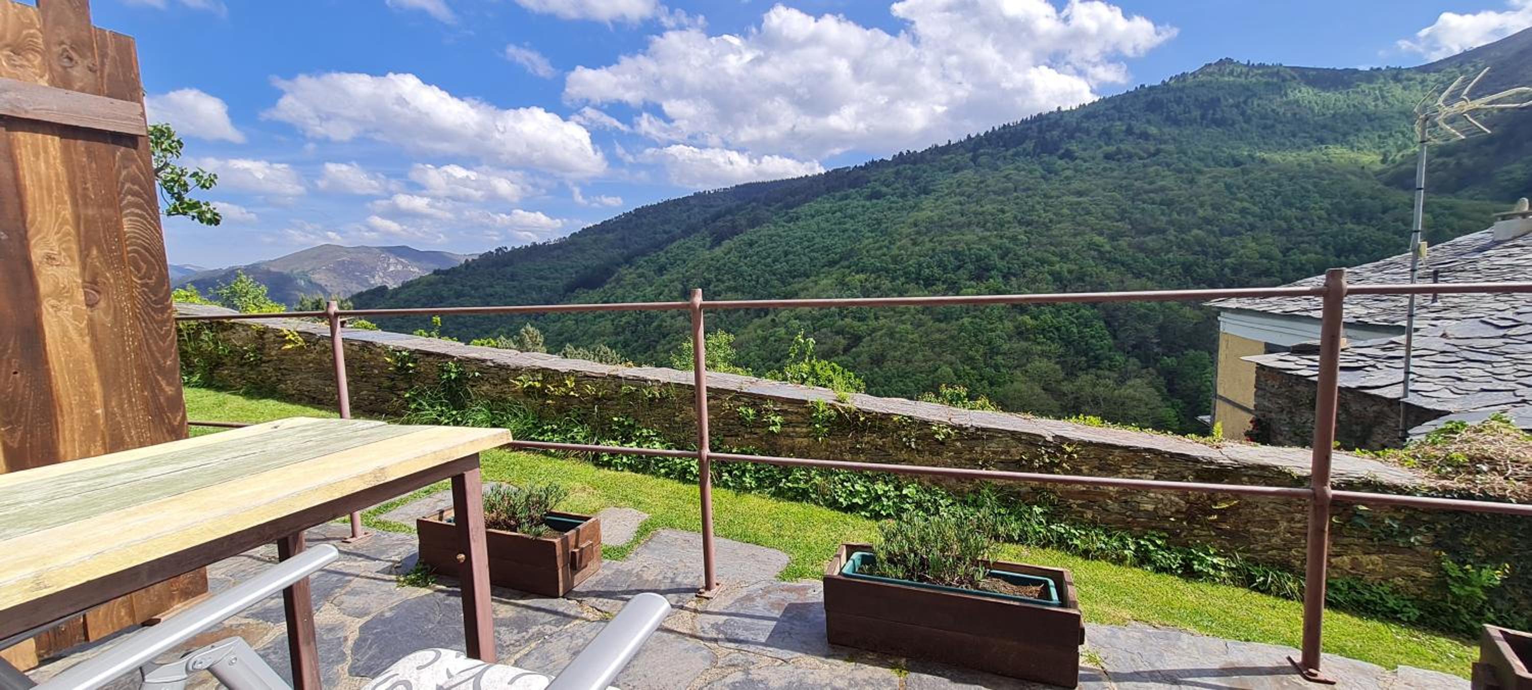 Deluxe One-Bedroom Apartment with Garden View photo 2
