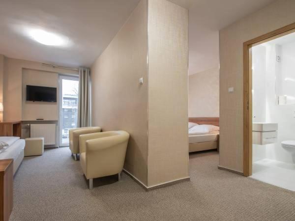 Triple Room with Private Bathroom photo 1
