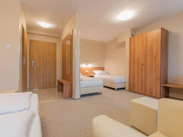 Quadruple Room with Private Bathroom photo 1