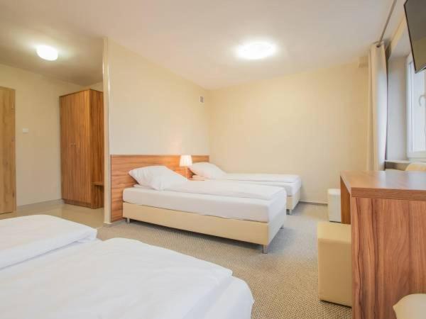 Quadruple Room with Private Bathroom photo 3