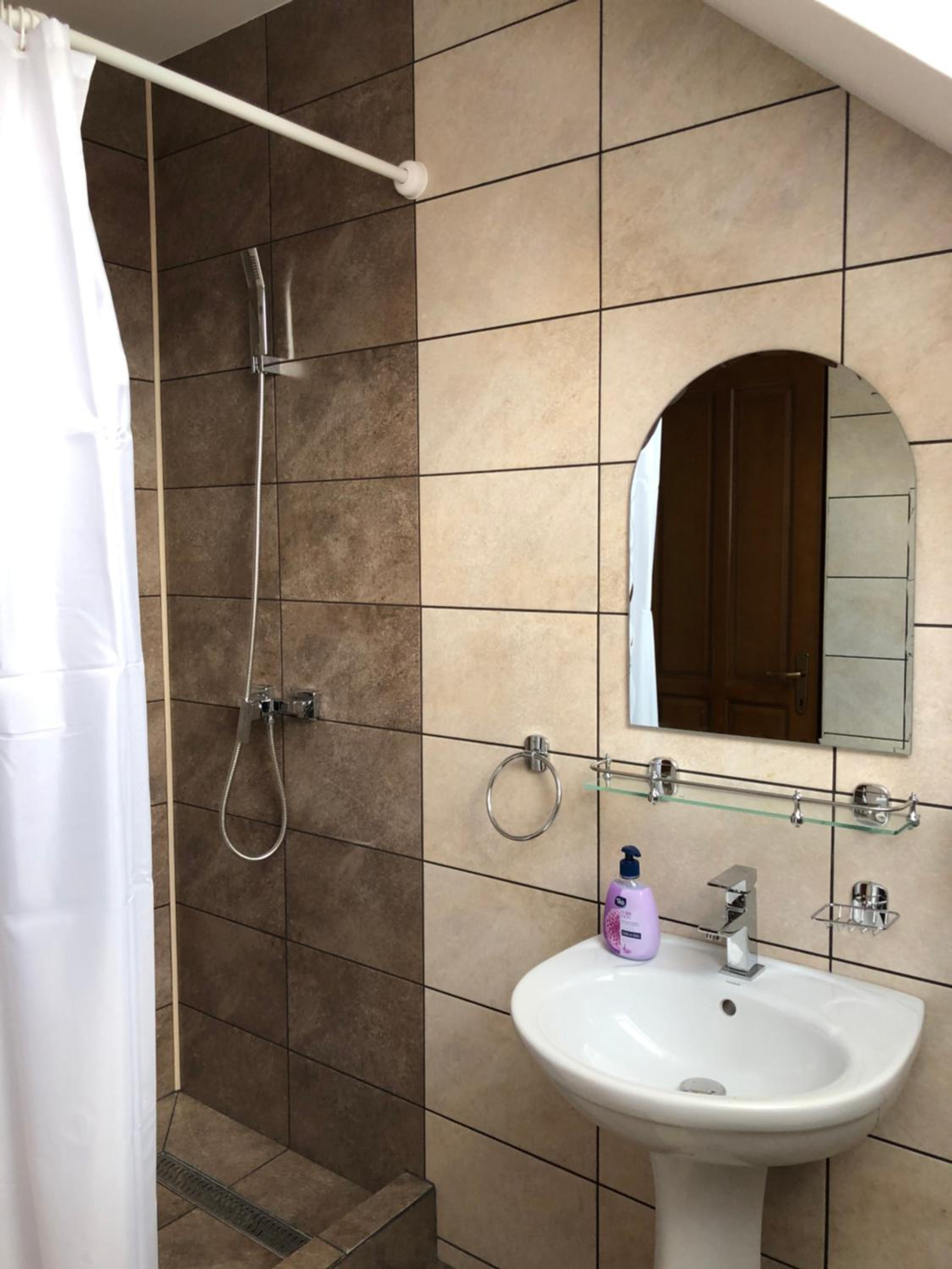 Double Room with Private Bathroom - Photo 8