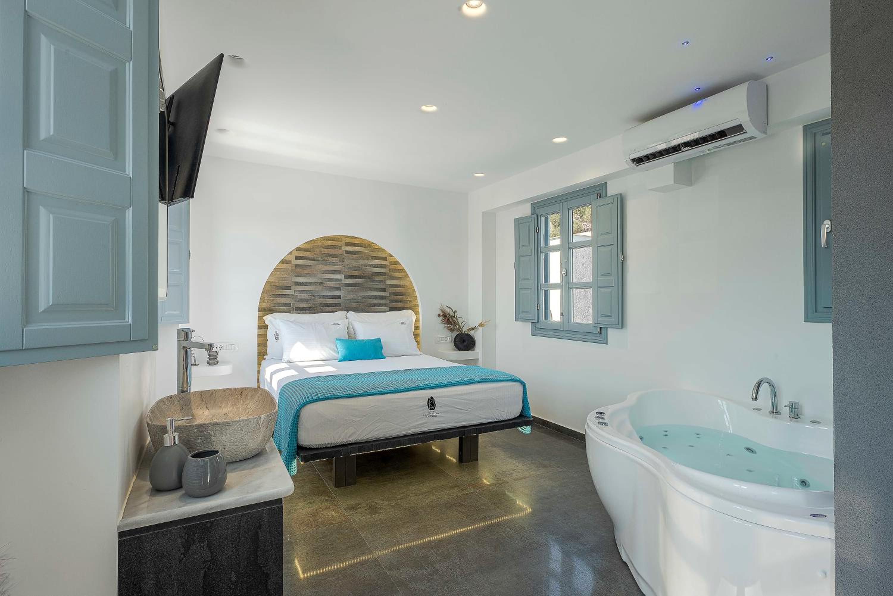 Queen Suite with Spa Bath photo 1