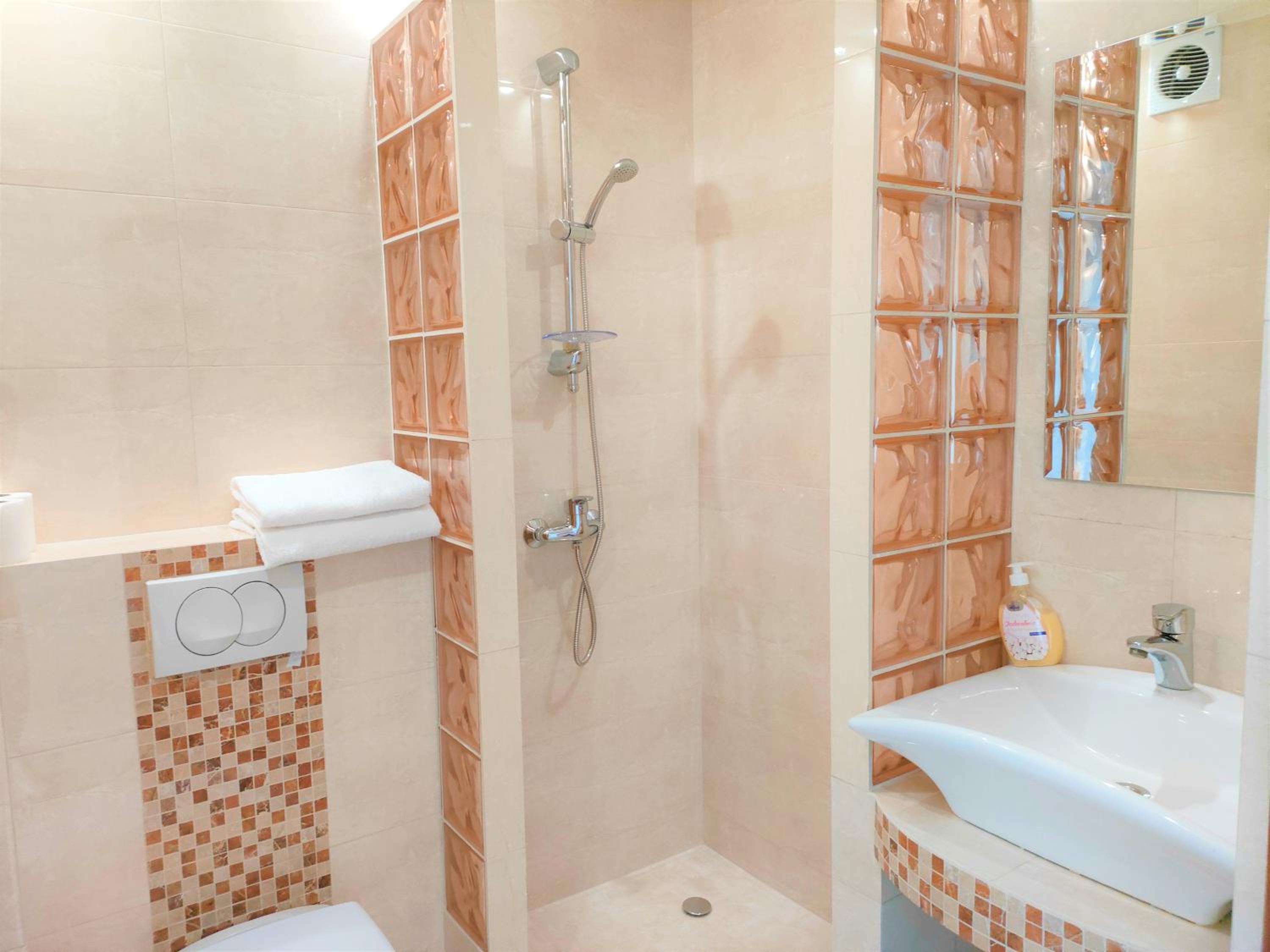 Single Room with Private Bathroom photo 2
