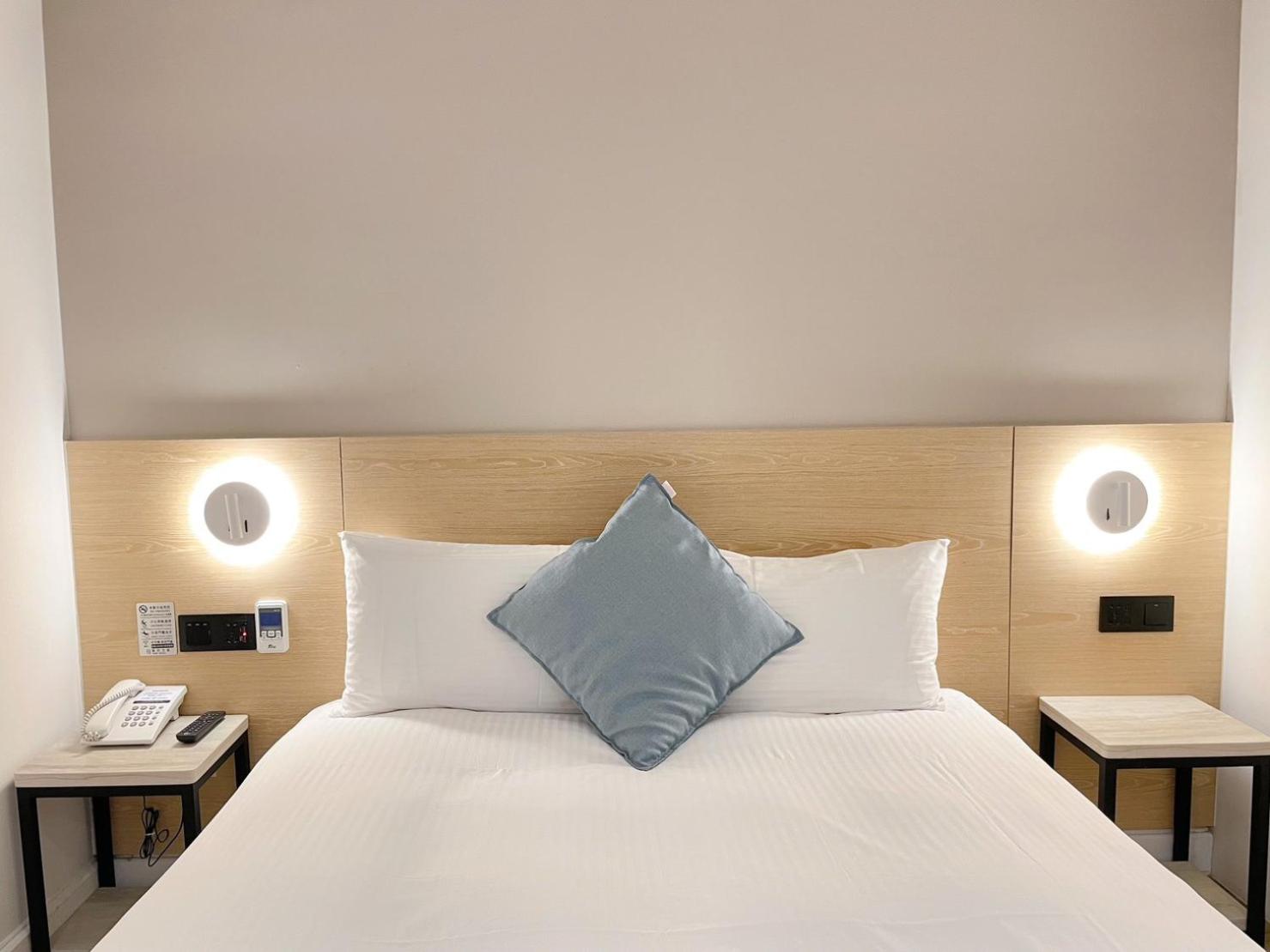 Standard Double Room - No Window photo 3