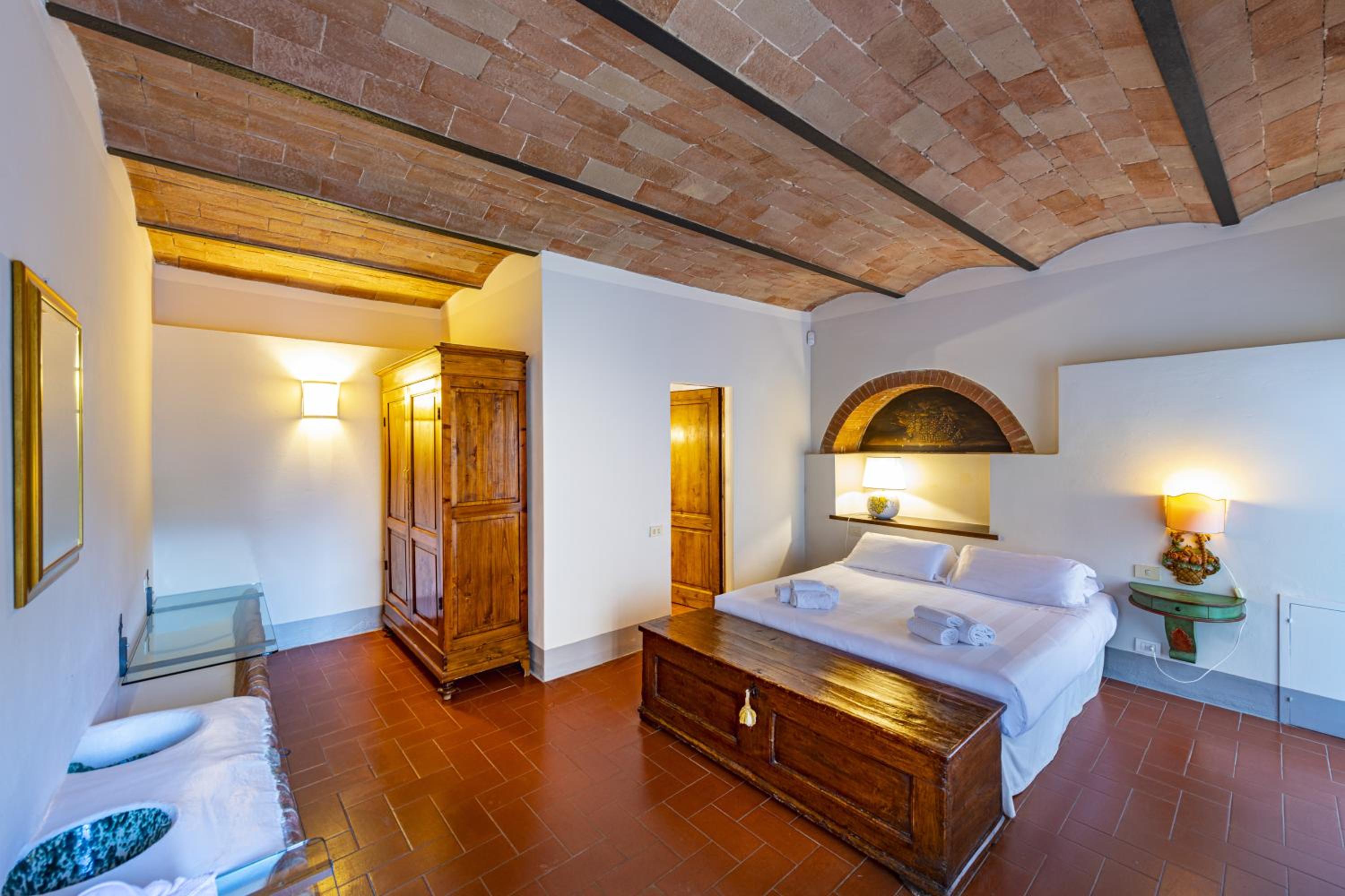 Deluxe One-Bedroom Apartment