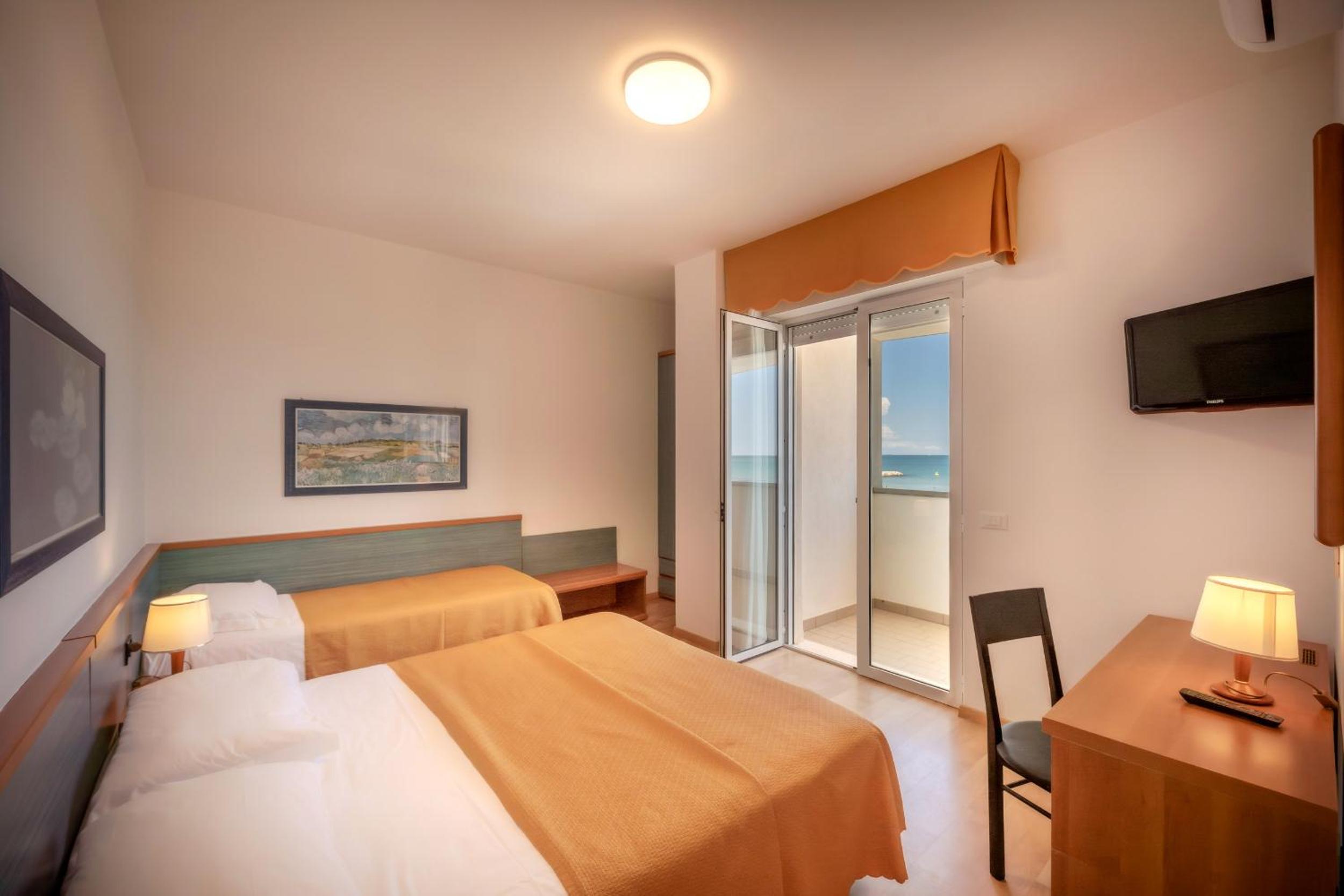 Family Room with Sea View - Photo 4